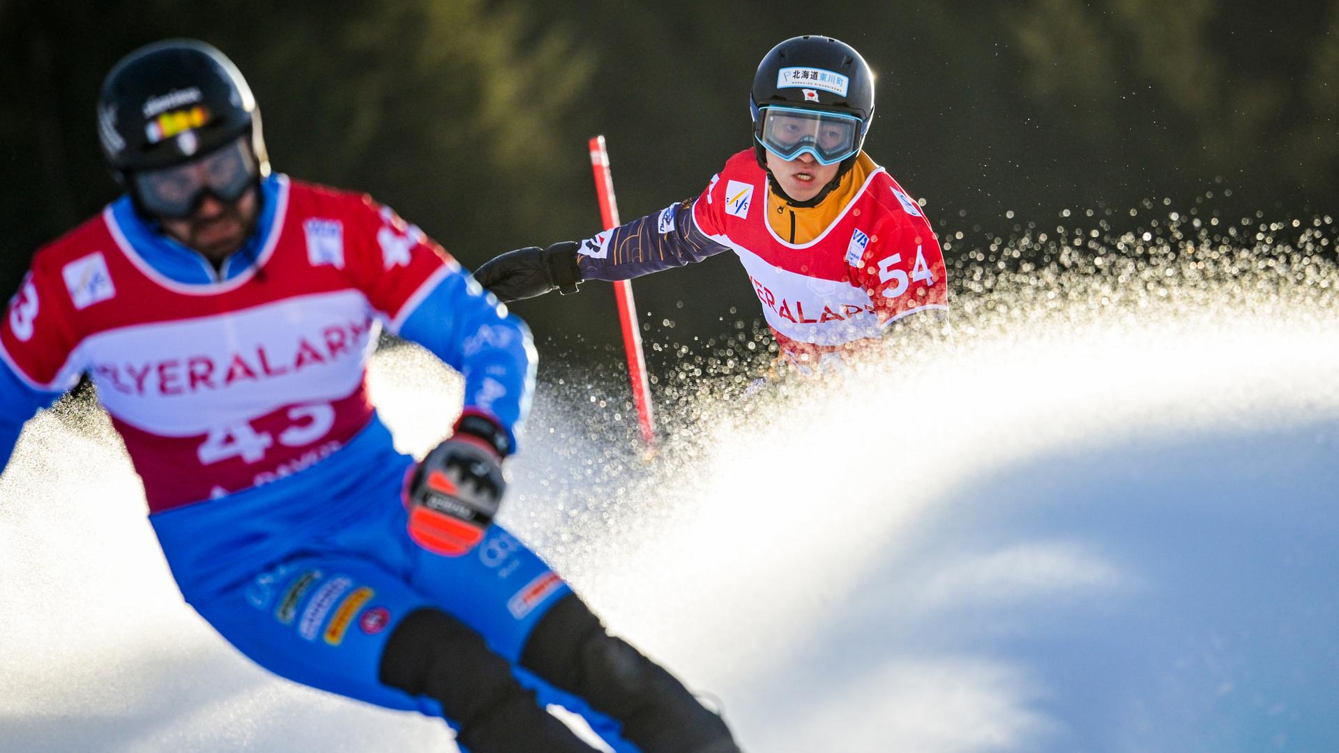 Ryusuke Shinohara aus Japan (hinten) im Einsatz während der Qualifikation beim FIS Alpine Snowboard Parallel Slalom am Samstag, 20. Dezember 2025.
