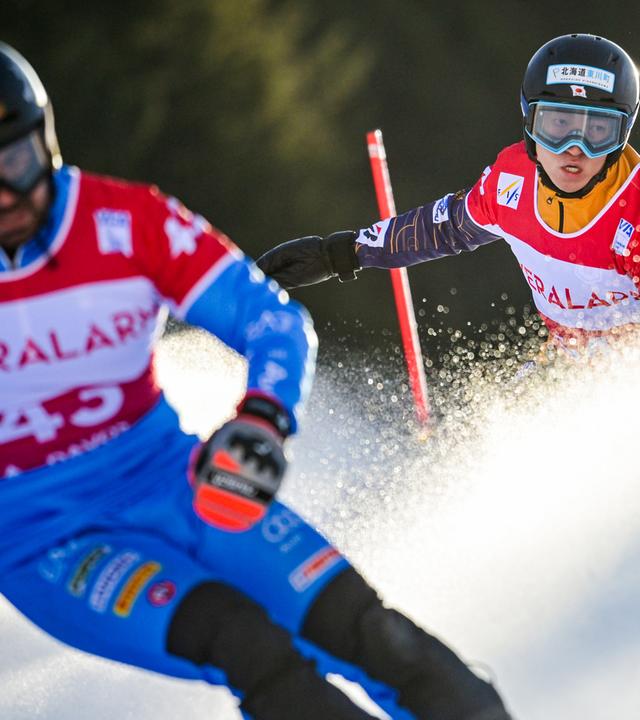 Ryusuke Shinohara aus Japan (hinten) im Einsatz während der Qualifikation beim FIS Alpine Snowboard Parallel Slalom am Samstag, 20. Dezember 2025.