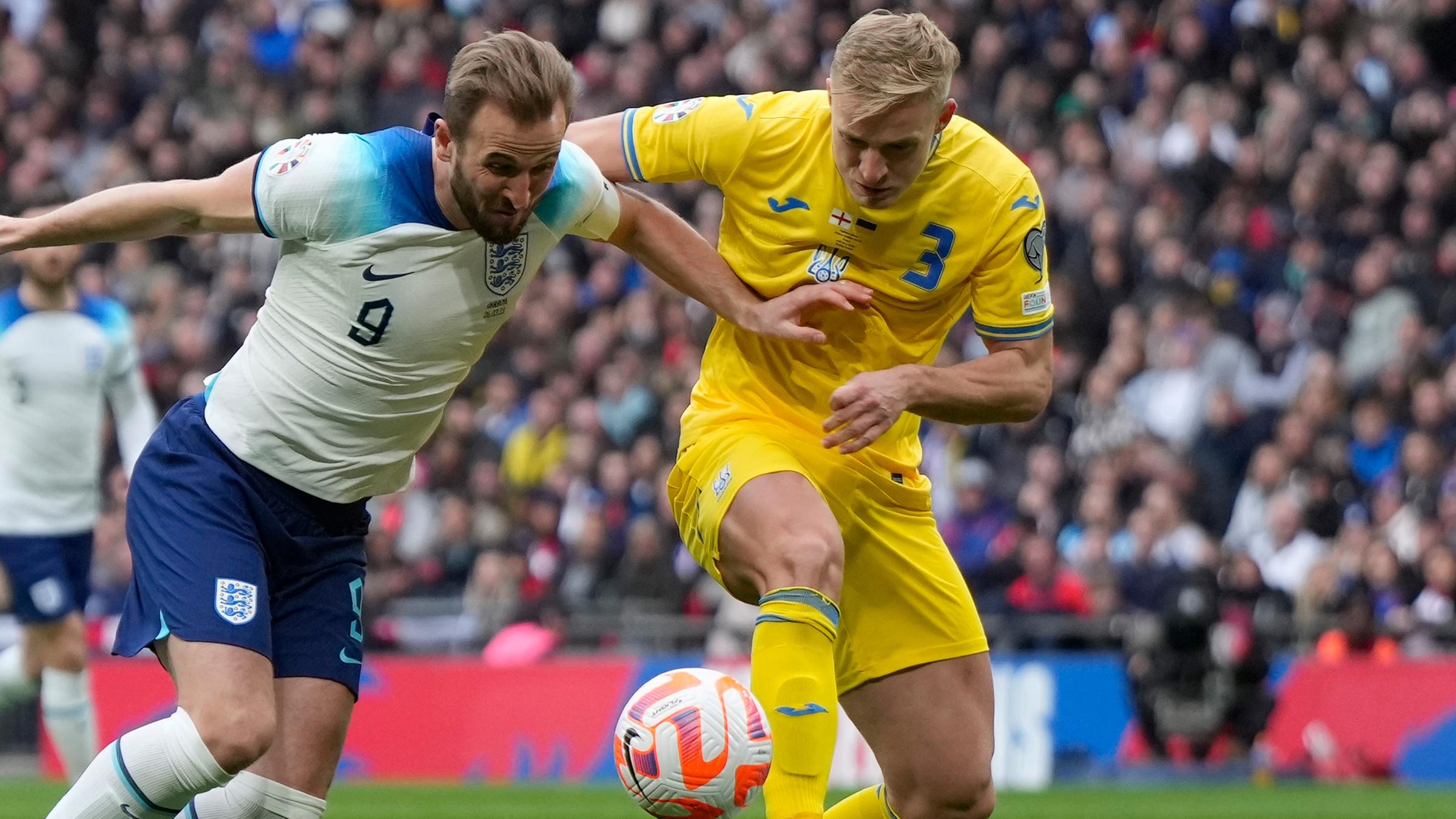 Englands Harry Kane (li.) gegen Ukraines Oleksandr Svatok (re.) um den Ball. 