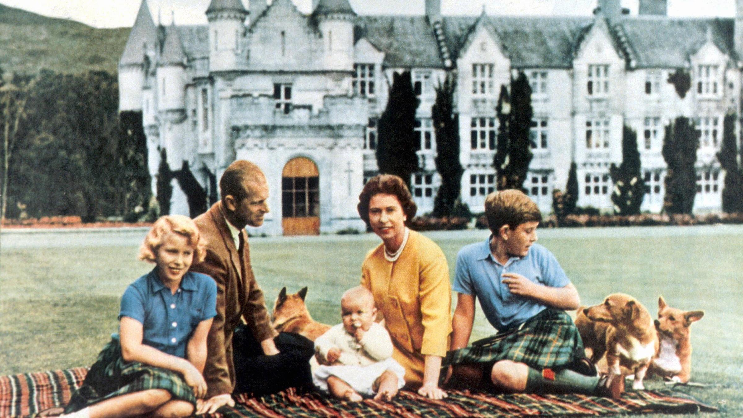 Queen Elizabeth mit ihrer Familie und ihren Hunden. 