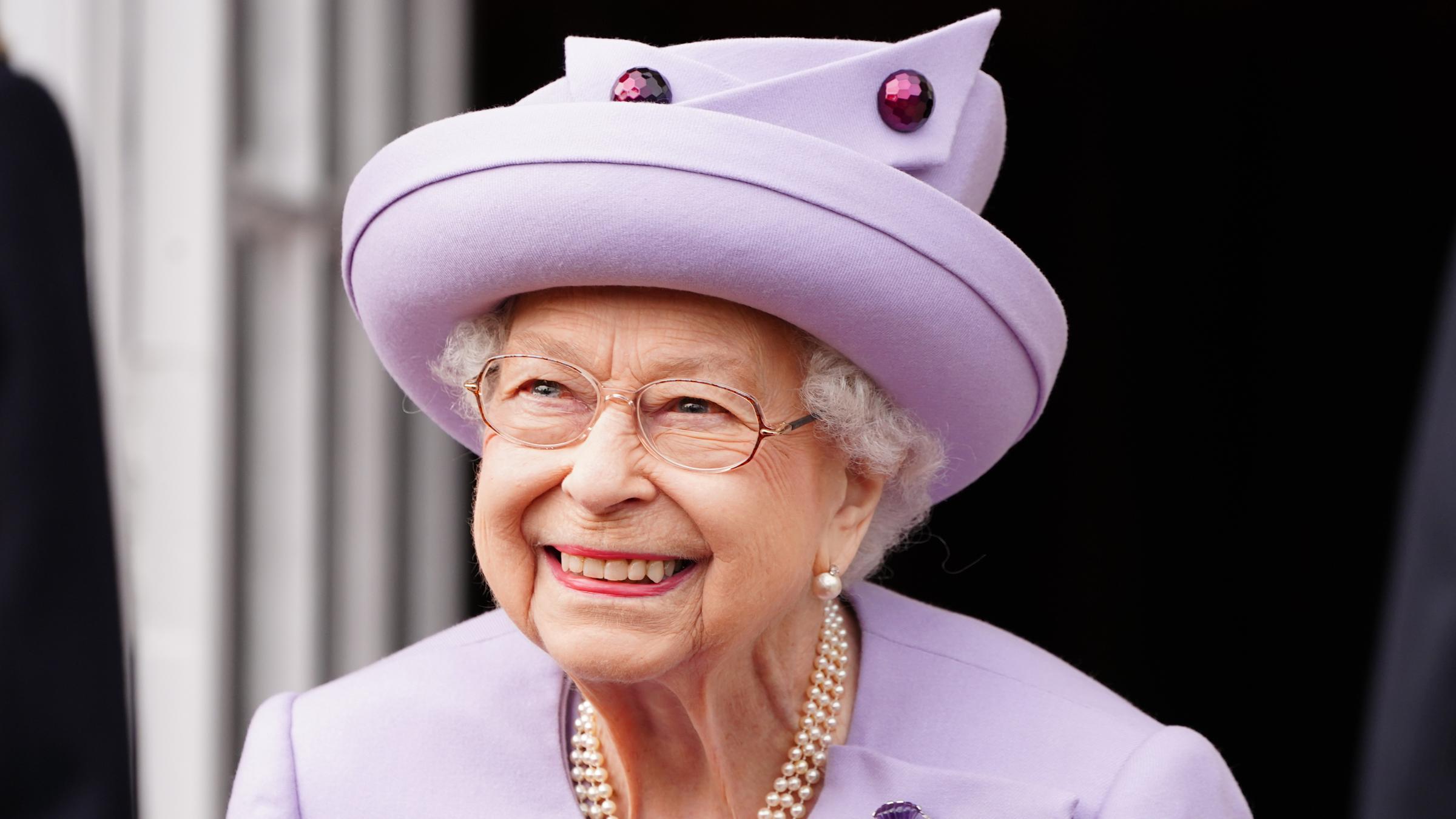  Königin Elizabeth II. nimmt an einer Militärparade zu ihren Ehren im Garten des Holyrood-Palasts teil