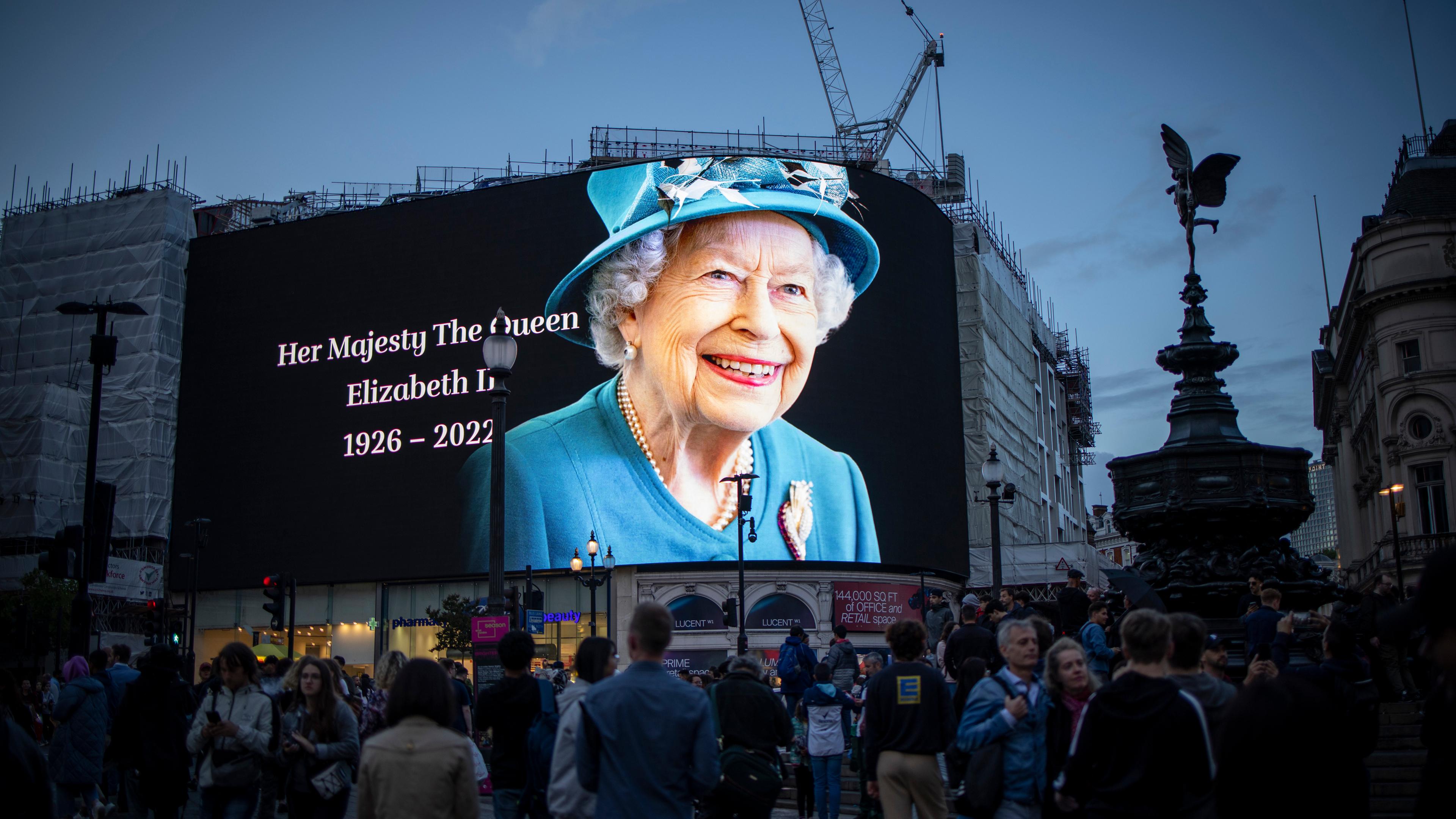 Queen Elizabeth II. auf der digitalen Anzeige von Piccadilly Circus in London zu sehen