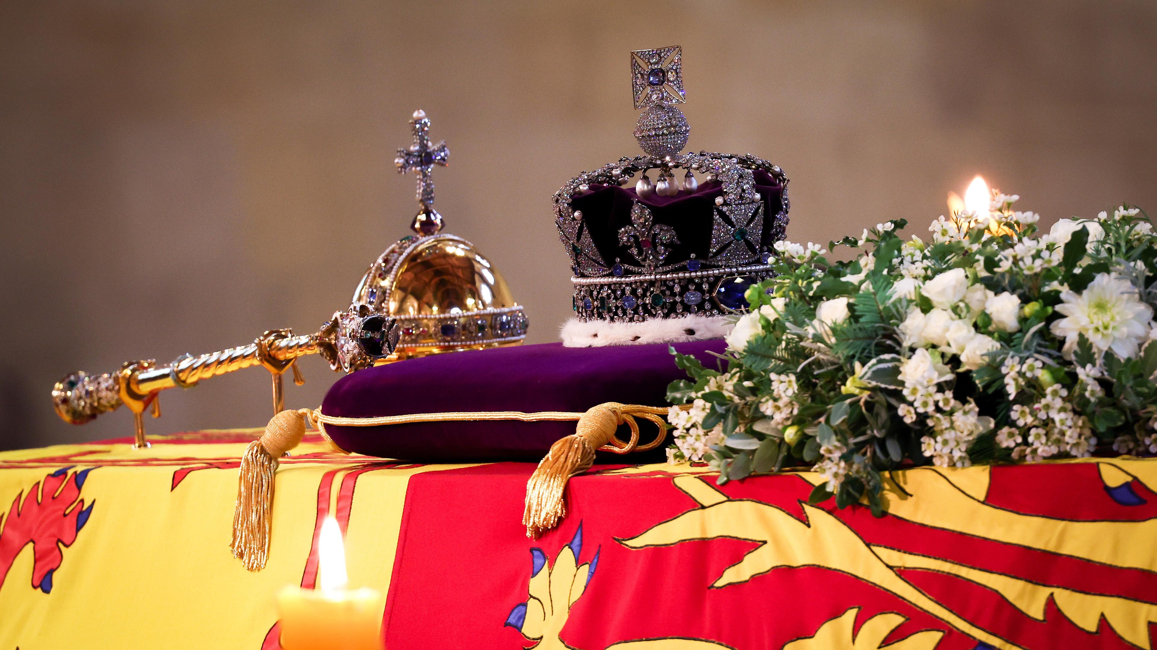  Großbritannien, London: Der Sarg von Königin Elizabeth II., der in die königliche Standarte gehüllt ist und auf dem die Imperial State Crown thront, ist in der Westminster Hall aufgebahrt.