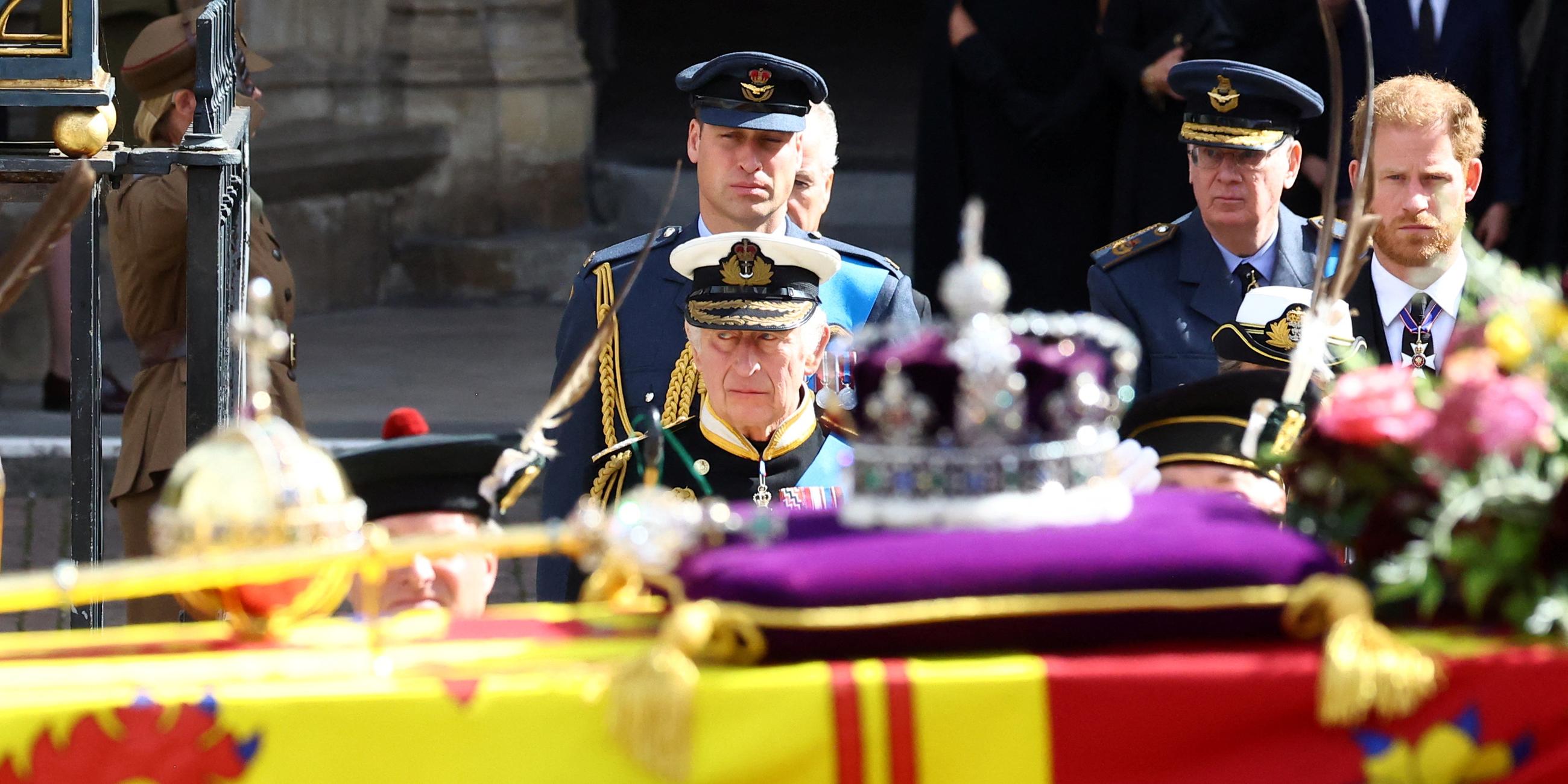 London: König Charles, Prinz William und Prinz Harry laufen hinter dem Sarg der verstorbenen Queen Elizabeth II.