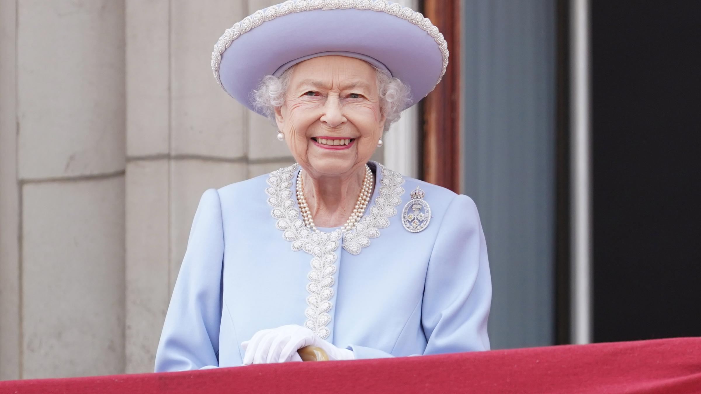  Platinum Jubilee: Königin Elizabeth II. beobachtet vom Balkon des Buckingham Palace aus Trooping the Colour