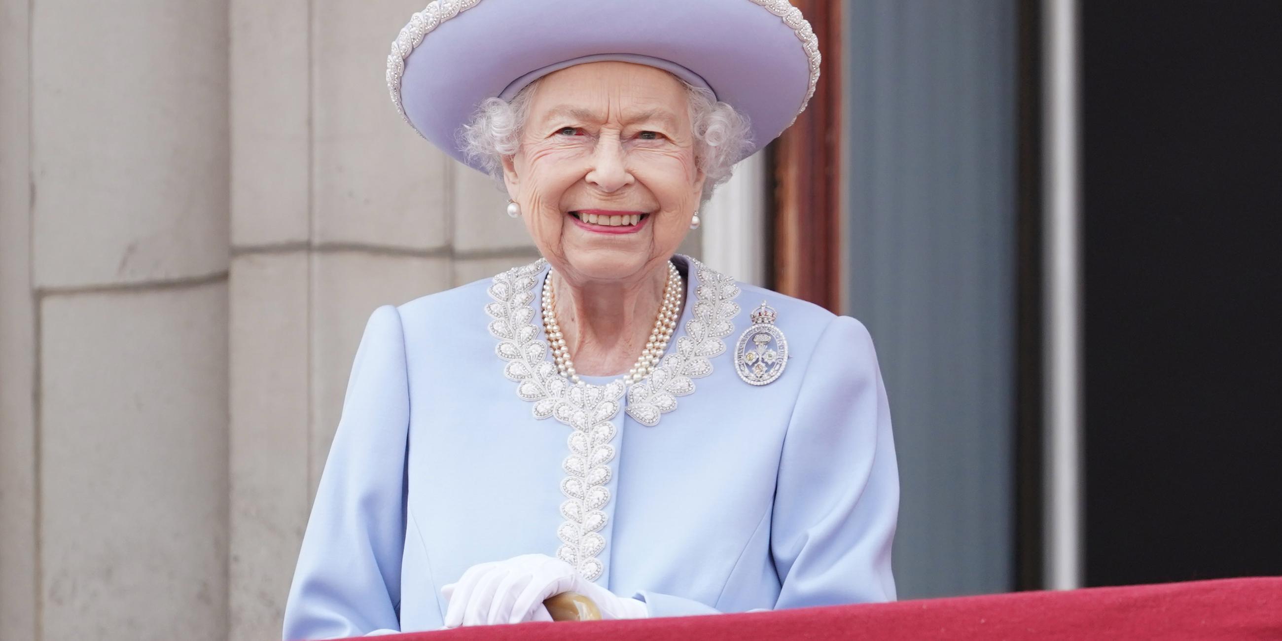  Platinum Jubilee: Königin Elizabeth II. beobachtet vom Balkon des Buckingham Palace aus Trooping the Colour