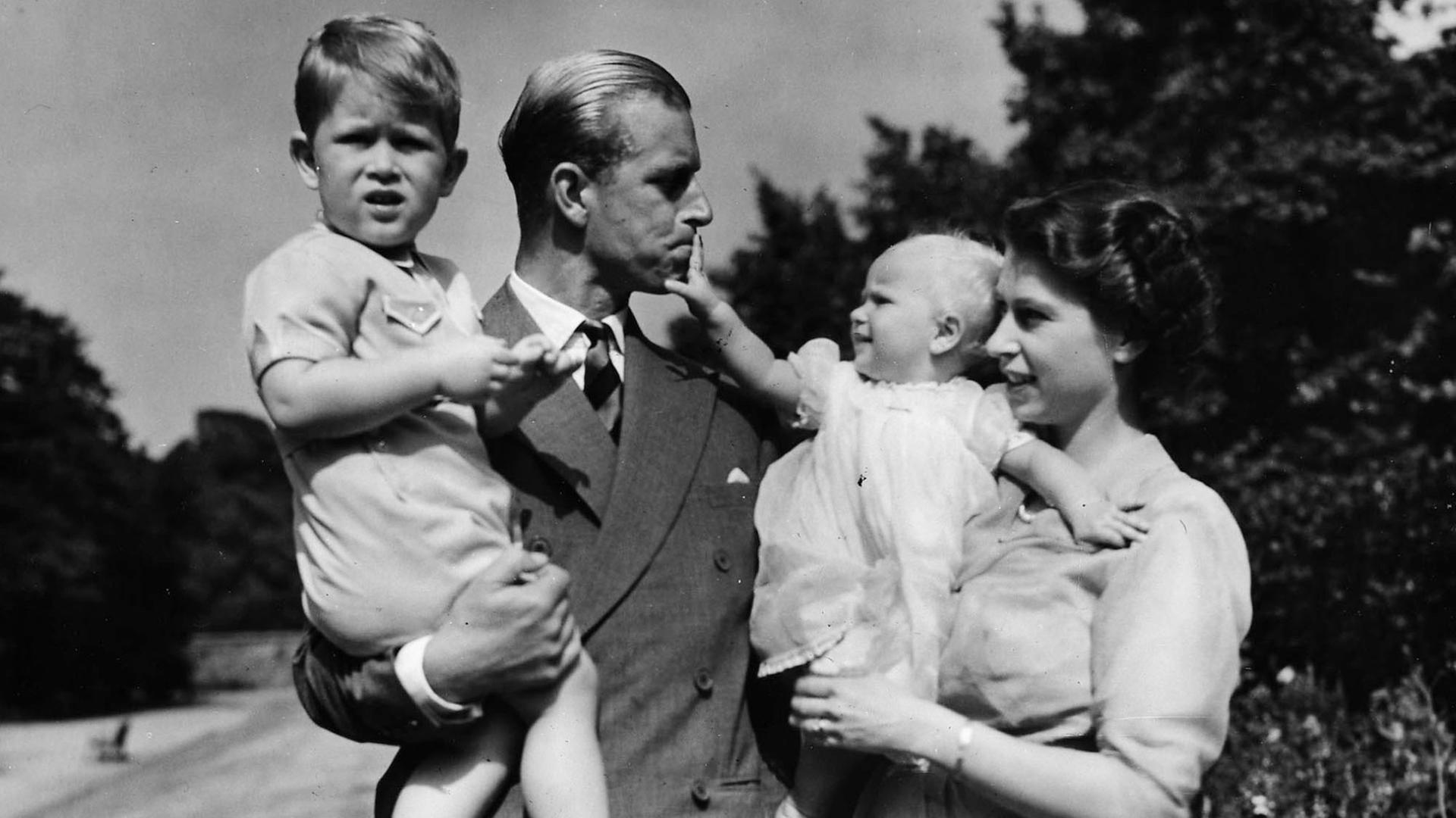 Damals noch "nur" zu viert: Queen Elizabeth und Prinz Philip mit ihren Kindern Charles und Anne.