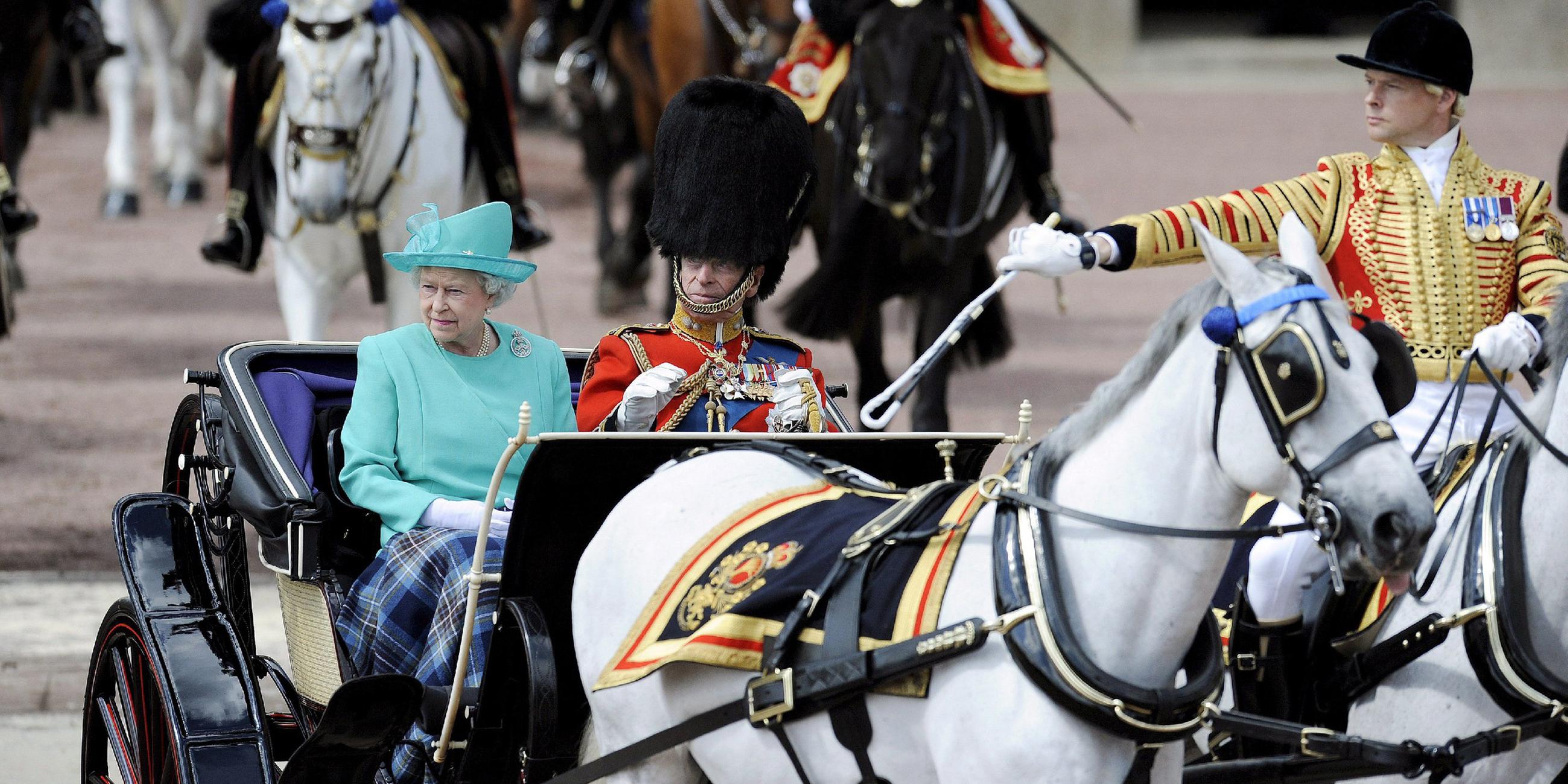 Bad in der Menge: Die Queen bei der alljährlichen Militärparade "Trooping the colour".