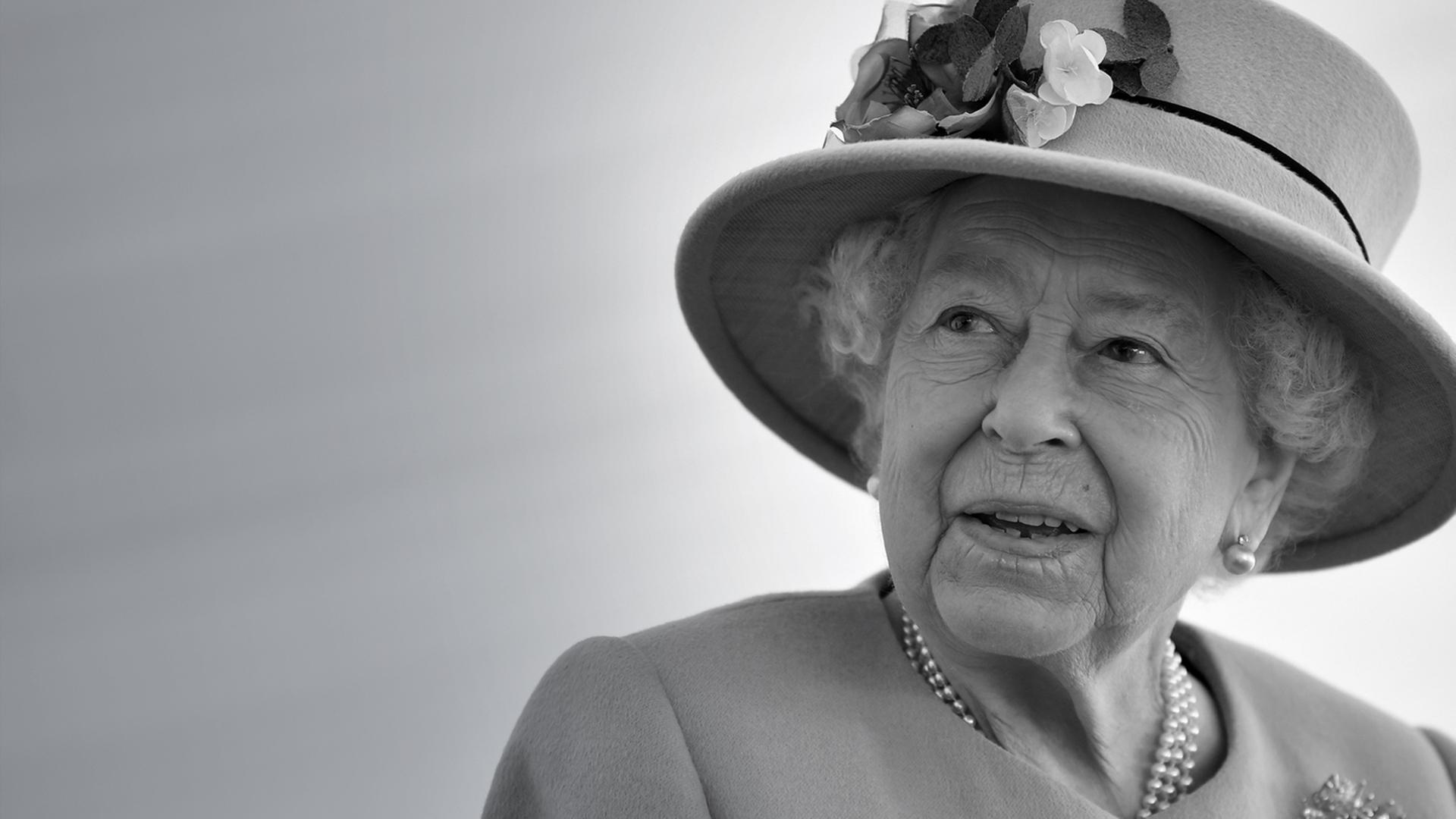 Königin Elisabeth II. von Großbritannien spricht während ihres Besuchs eines Rüstungstechnologiezentrum in der Nähe der südenglischen Stadt Salisbury. In einem seltenen persönlichen Einblick hat Queen Elizabeth II. über Folgen ihrer Corona-Erkrankung berichtet.