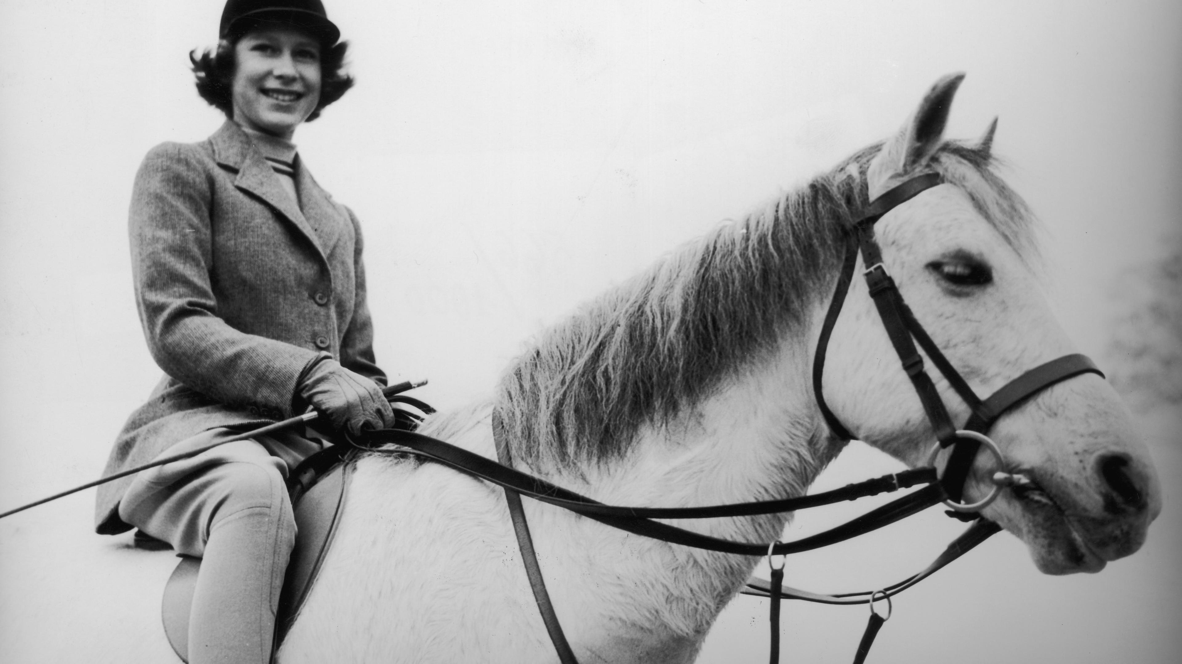 Queen Elizabeth in jungen Jahren auf einen Pferd