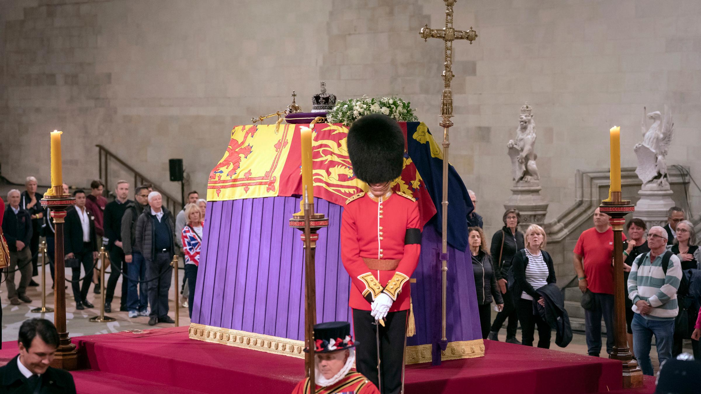 Aufgebahrter Sarg der Queen Elizabeth in Westminster Hall