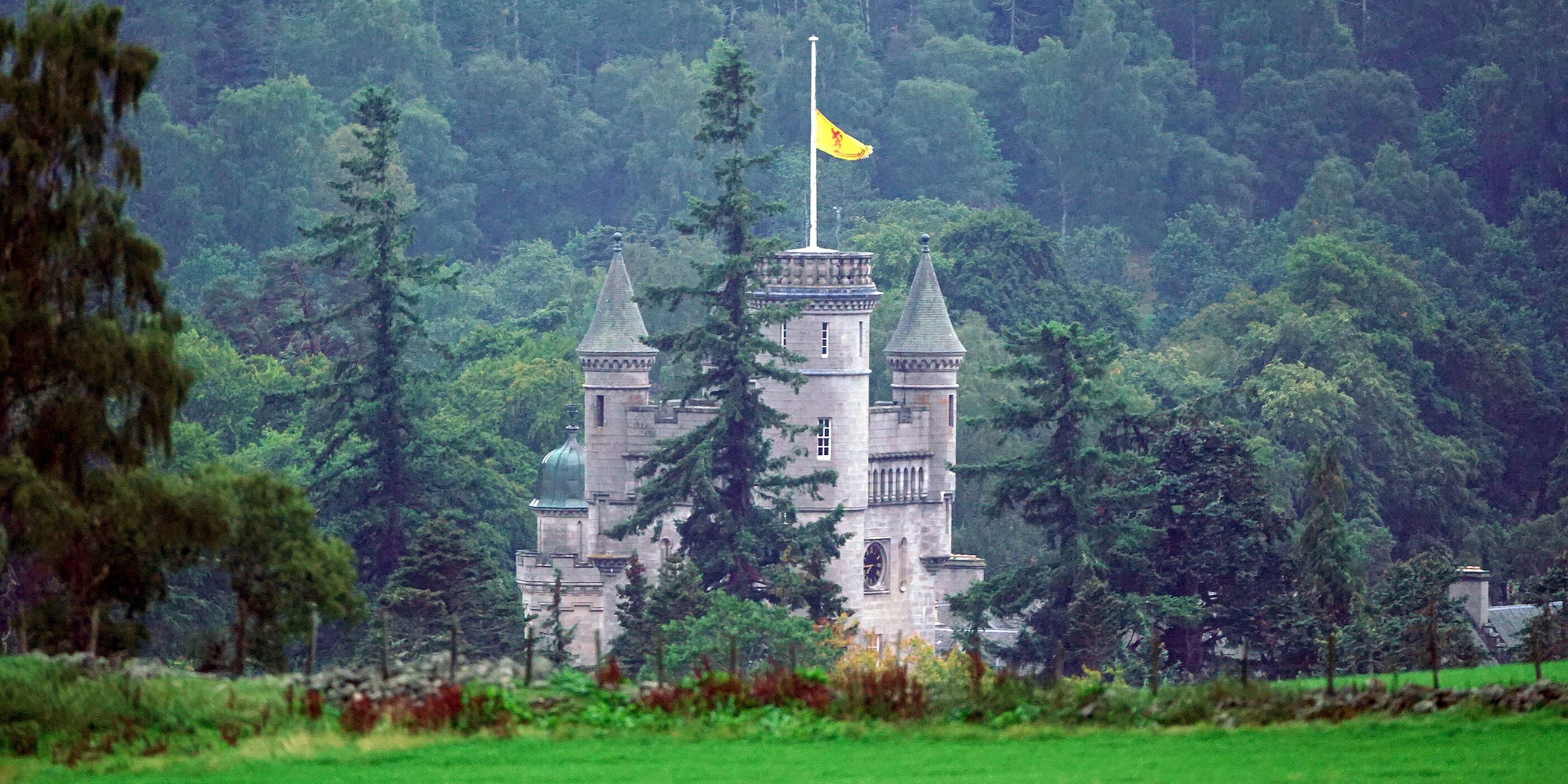 Das Royal Banner weht auf Halbmast über Balmoral Castle in Schottland