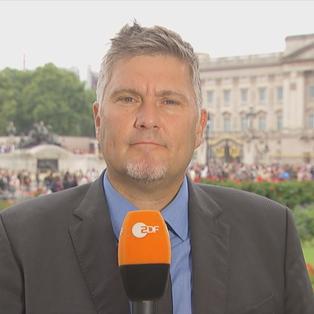ZDF-Korrespondent Andreas Stamm berichtet vor dem Buckingham Palast in London.