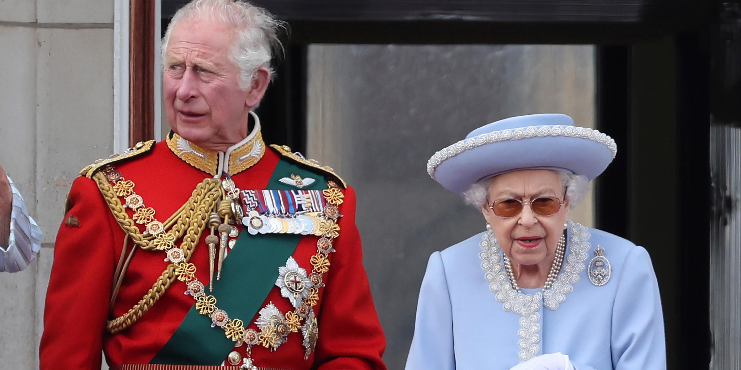 Queen Elizabeth II. und Prinz Charles auf dem Balkon