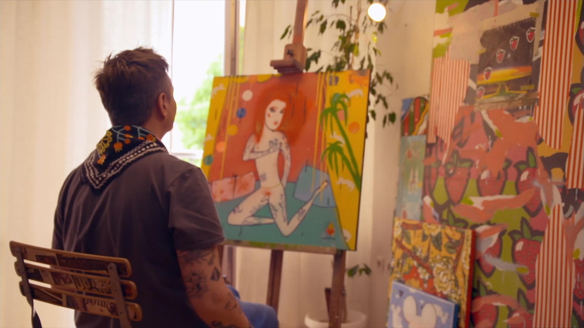 Maler und Drag Queen beim Malen vor Selbstportrait