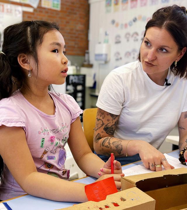 Michèle unterstützt im Mathematikunterricht.