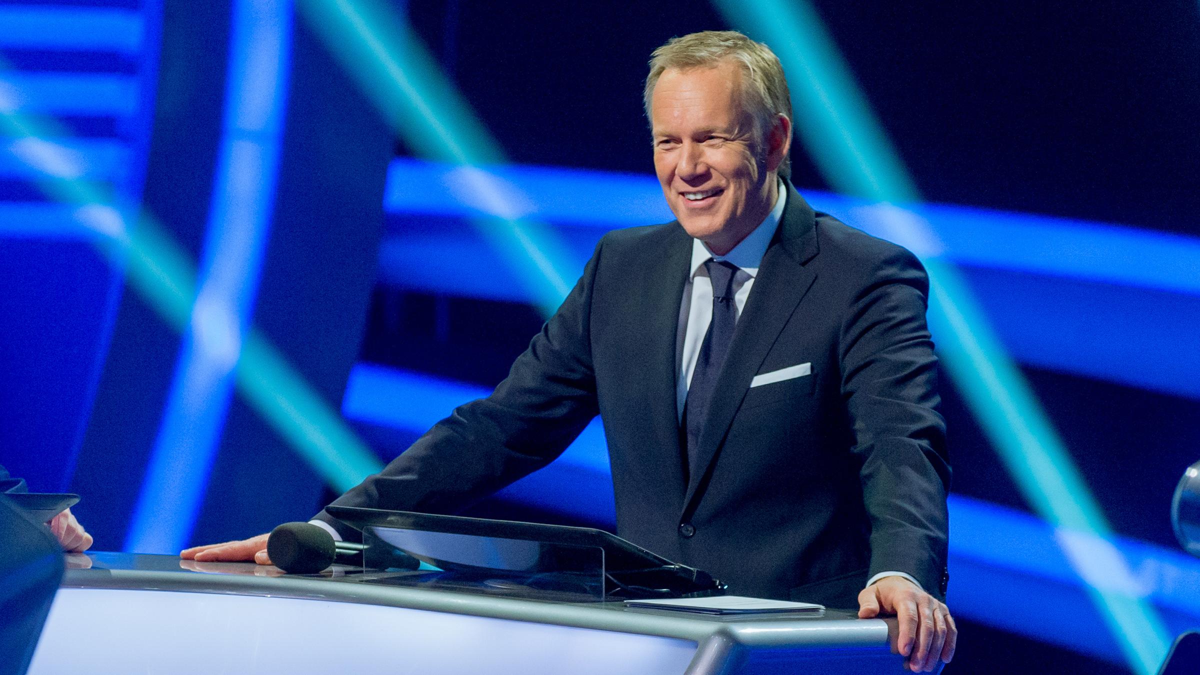 Johannes B. Kerner steht am Pult im Studio.