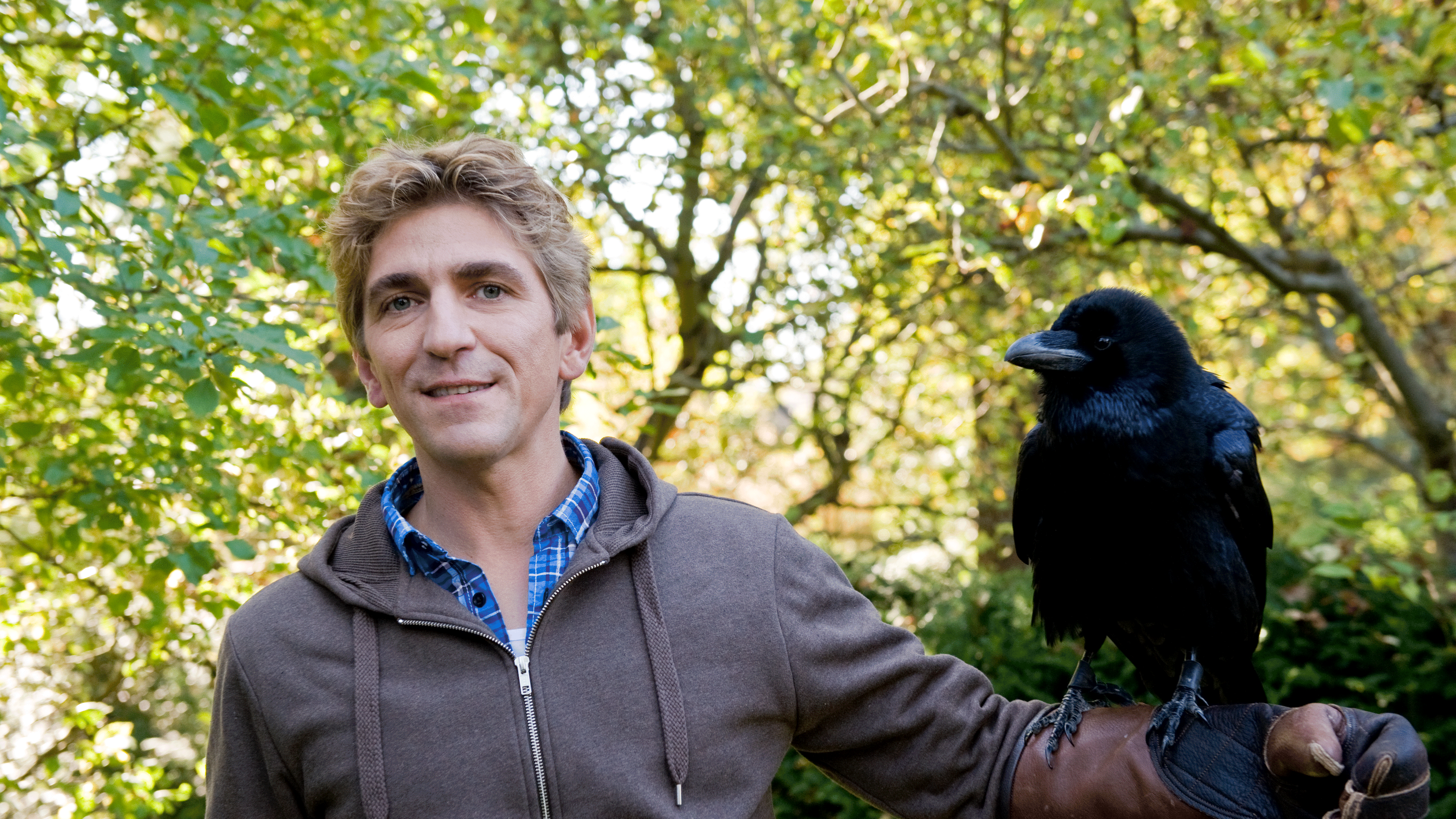 Fritz Fuchs mit einem Raben auf dem Arm