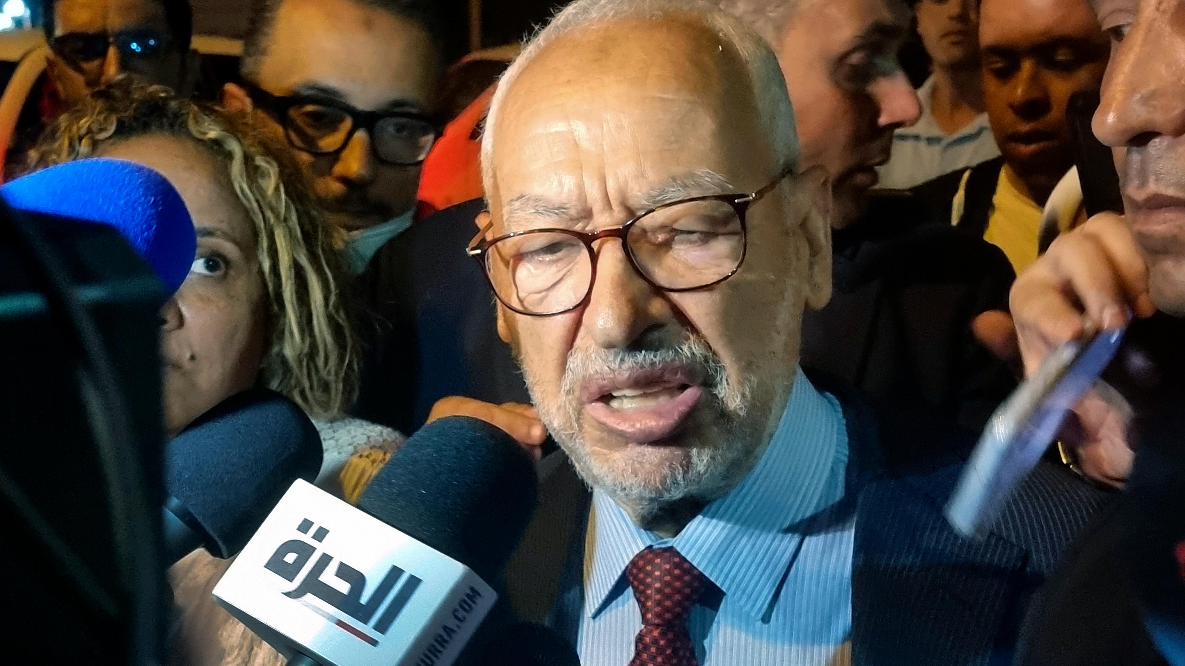 Rached Ghannouchi umringt von Medienvertretern und Anhängern.