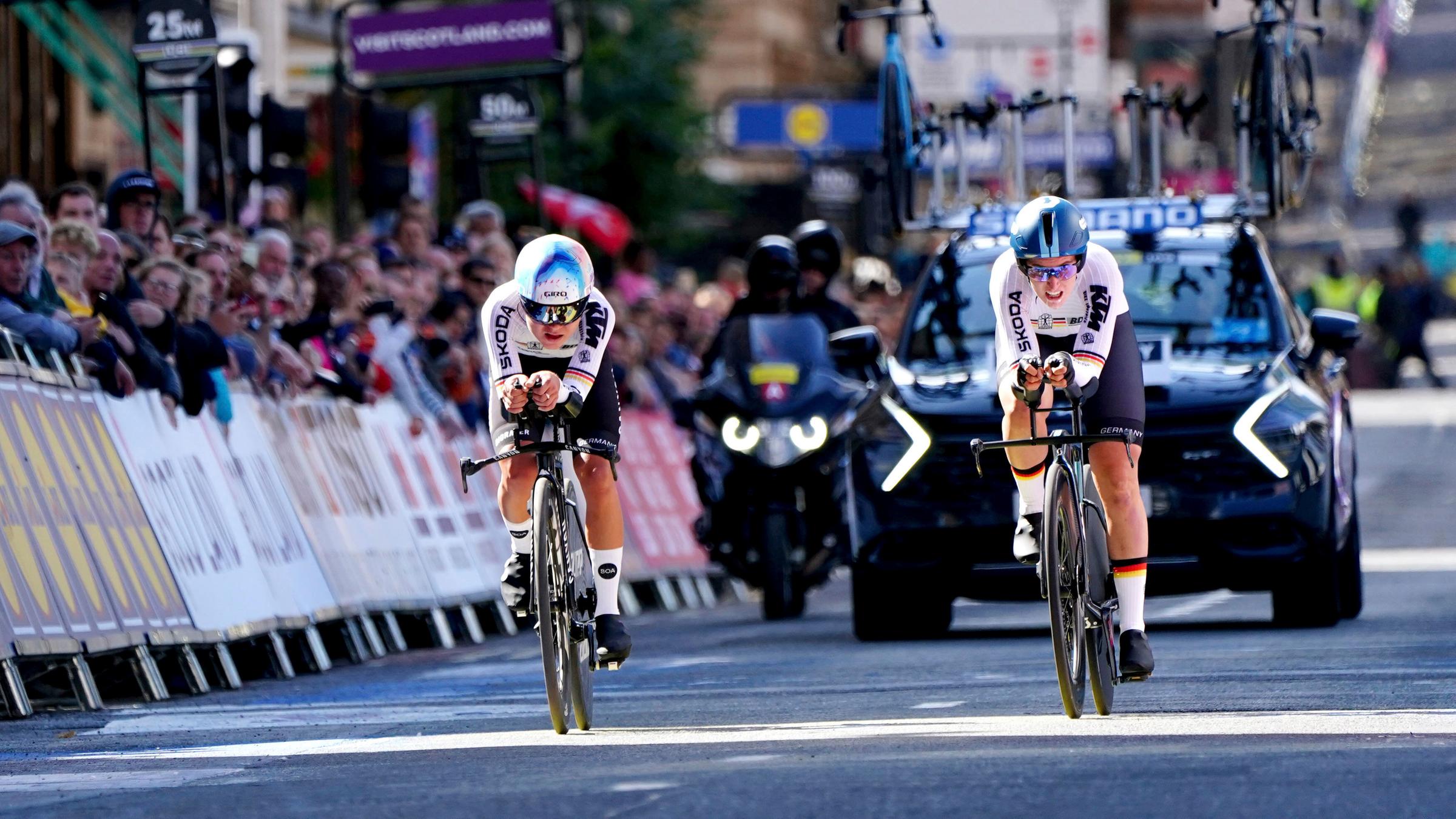 Schottland, Glasgow: Das deutsche Frauenteam überquert die Ziellinie