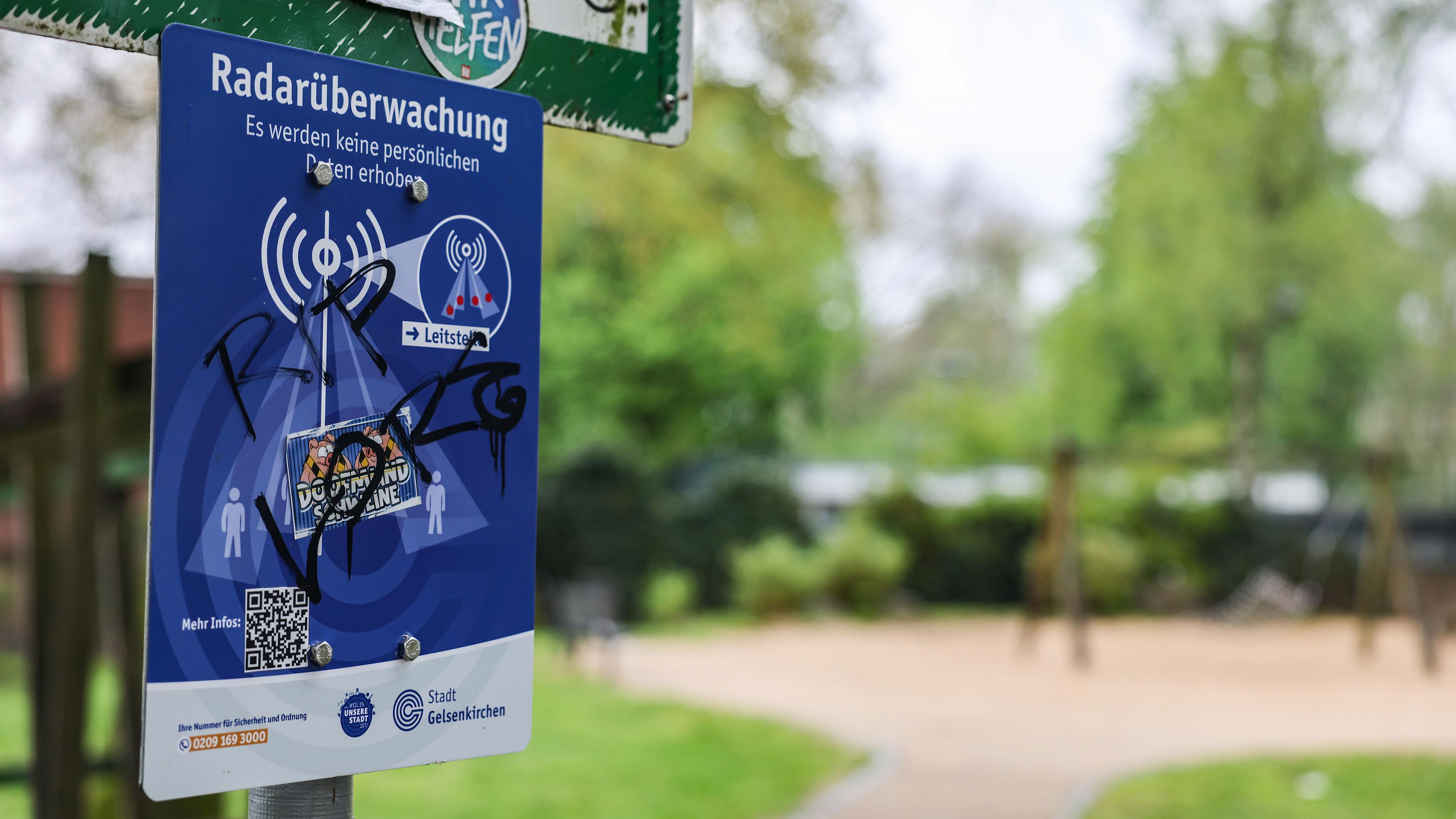 Ein Schild mit der Aufschrift "Radarüberwachung" hängt in Gelsenkirchen an einem Spielplatz