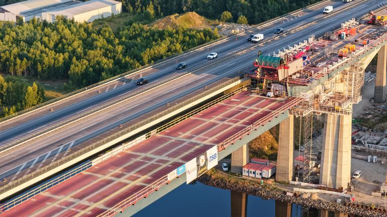 Das Mittelstück der neuen Rader Hochbrücke wird eingehoben.