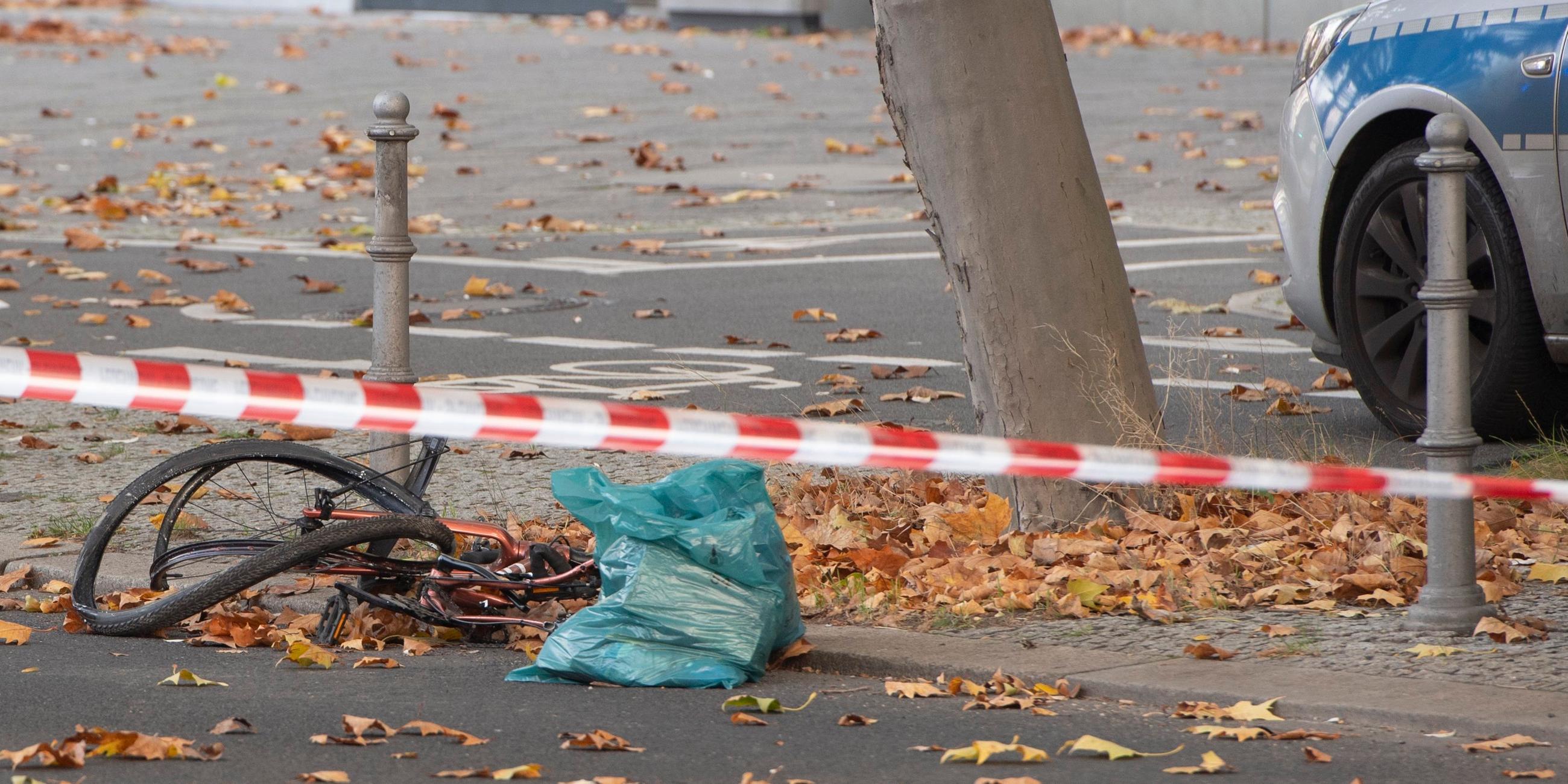 Archiv: Ein zerstörtes Fahrrad liegt auf der Bundesallee in Berlin-Wilmersdorf. Drei Tage nach dem Unfall mit einem Betonmischer in Berlin ist die lebensgefährlich verletzte Radfahrerin für hirntot erklärt worden.