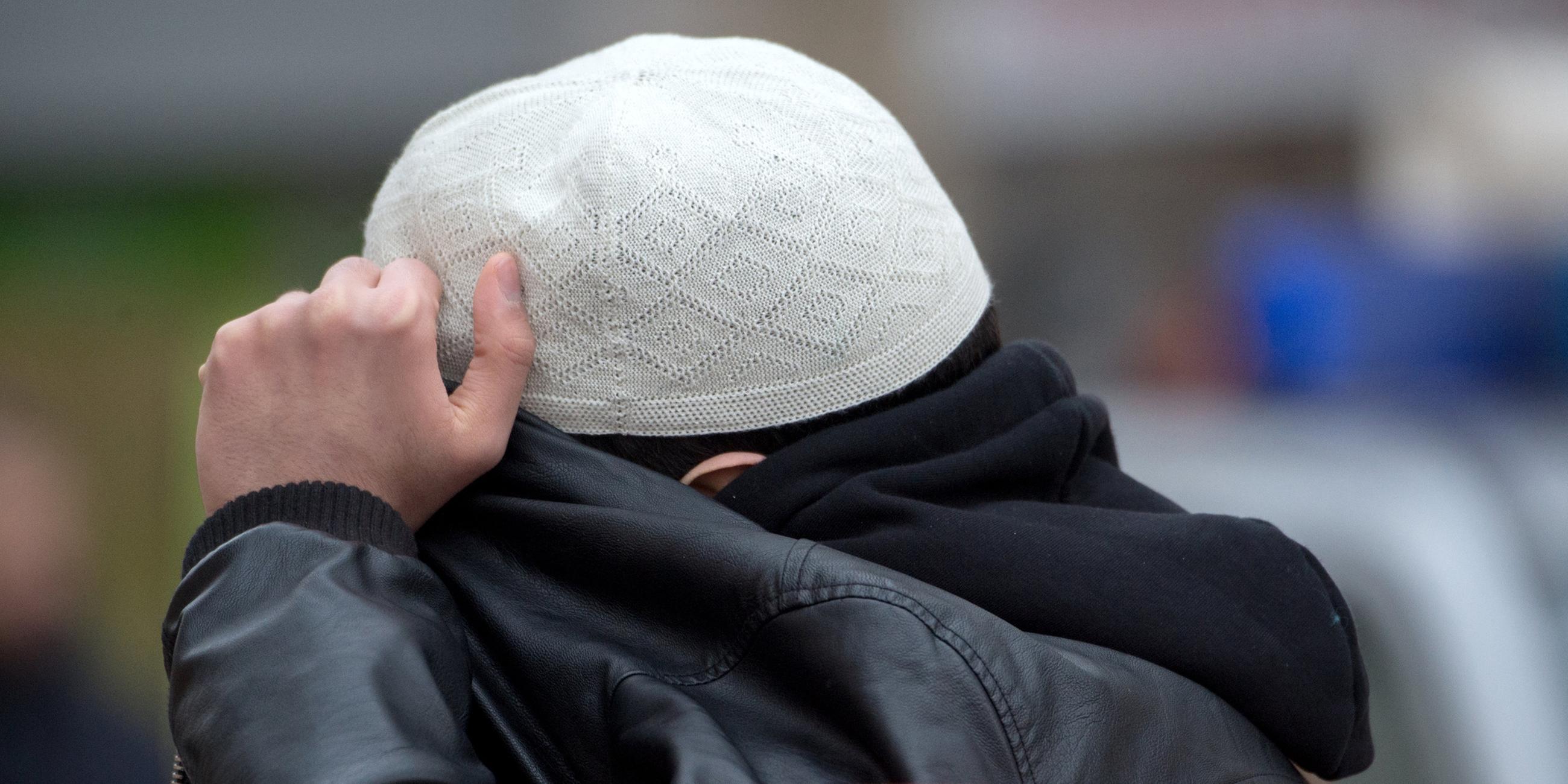 Archiv: Ein Salafist verdeckt sein Gesicht an 31.01.2015 in Frankfurt am Main