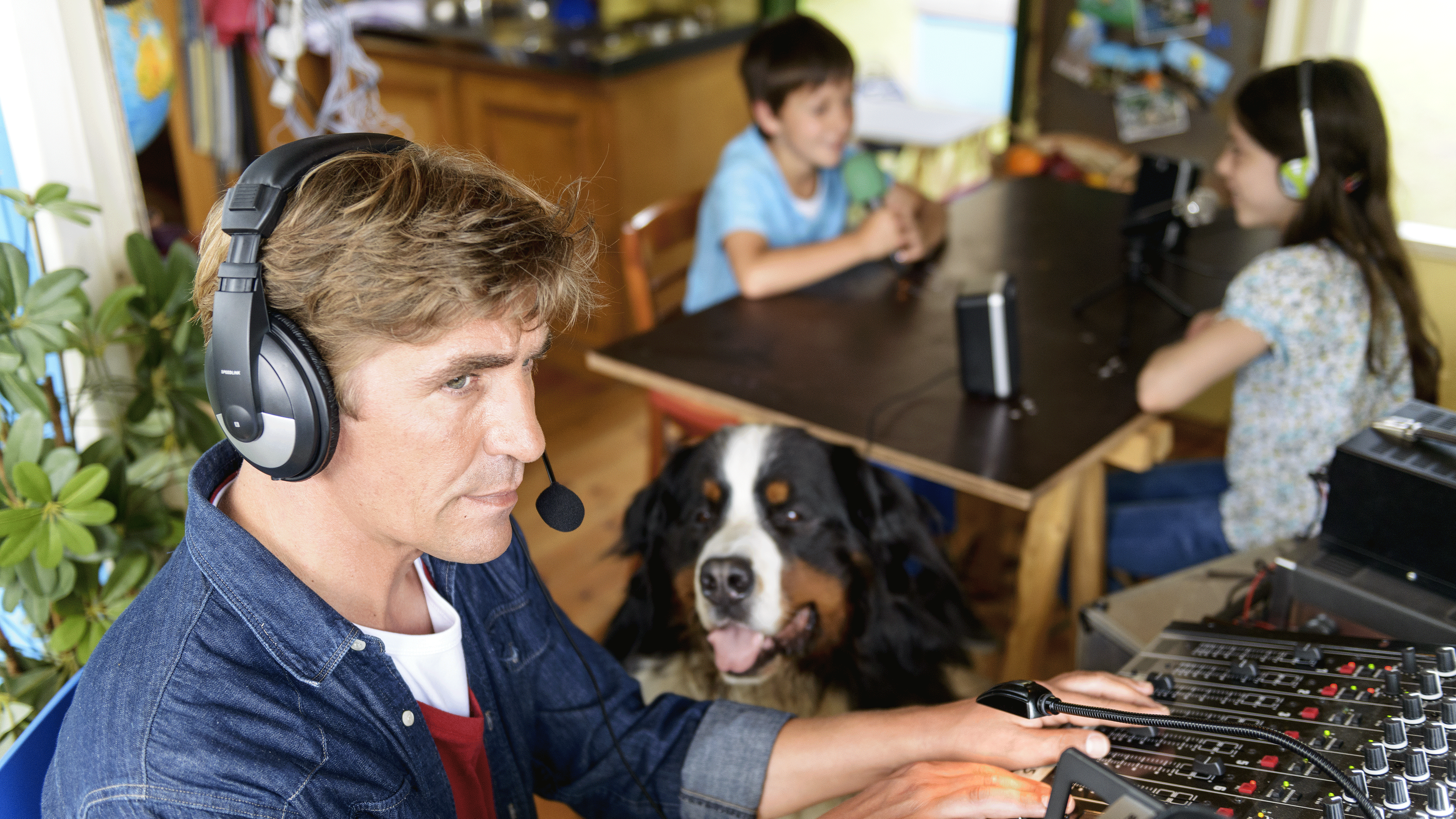 Fritz mit Kopfhörern und Keks