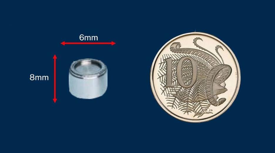 Eine Kapsel mit radioaktivem Inhalt, daneben eine australische 10-Cent-Münze