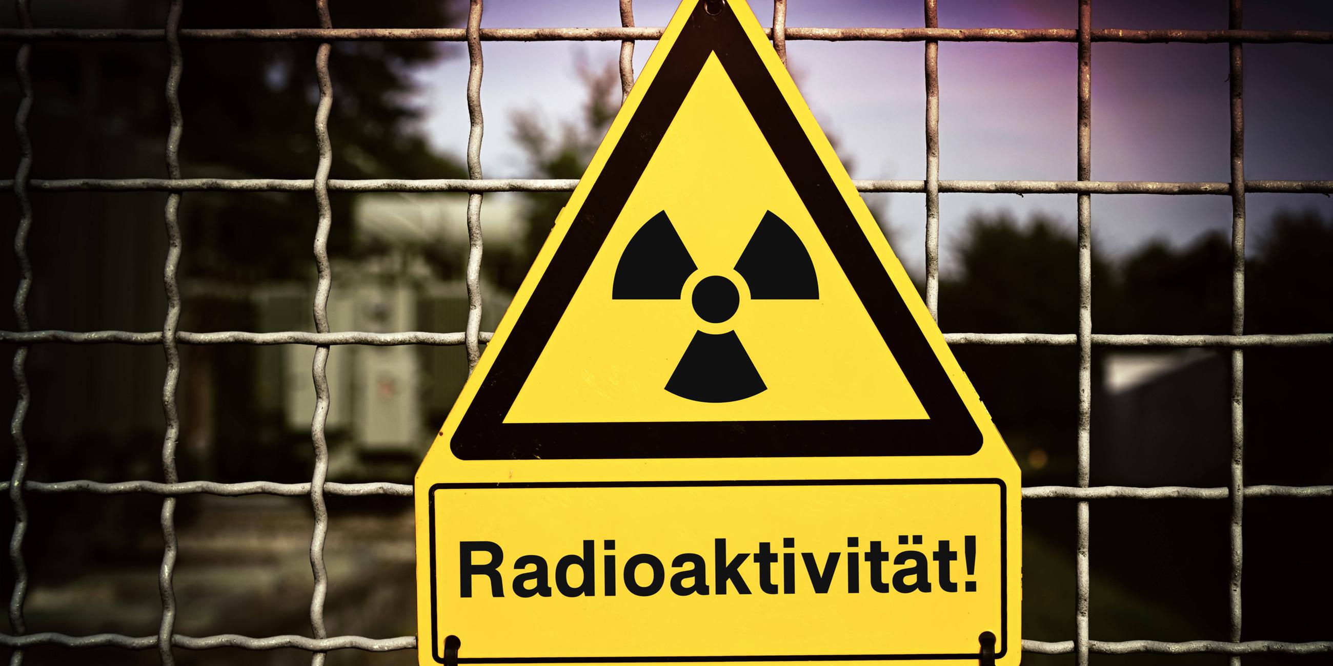 Schild mit Radioaktivitätssymbol und der Aufschrift Radioaktivität 
