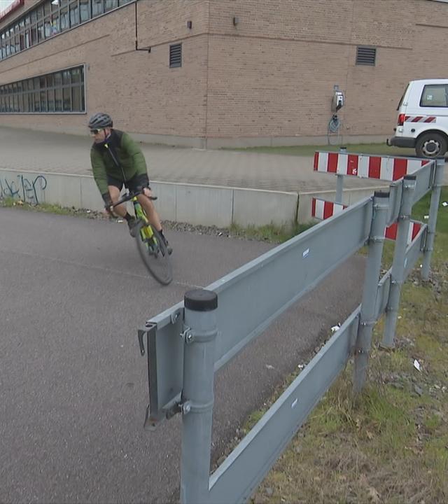 Fahrradfahrer dreht am Ende des unfertigen Radschnellweges um.