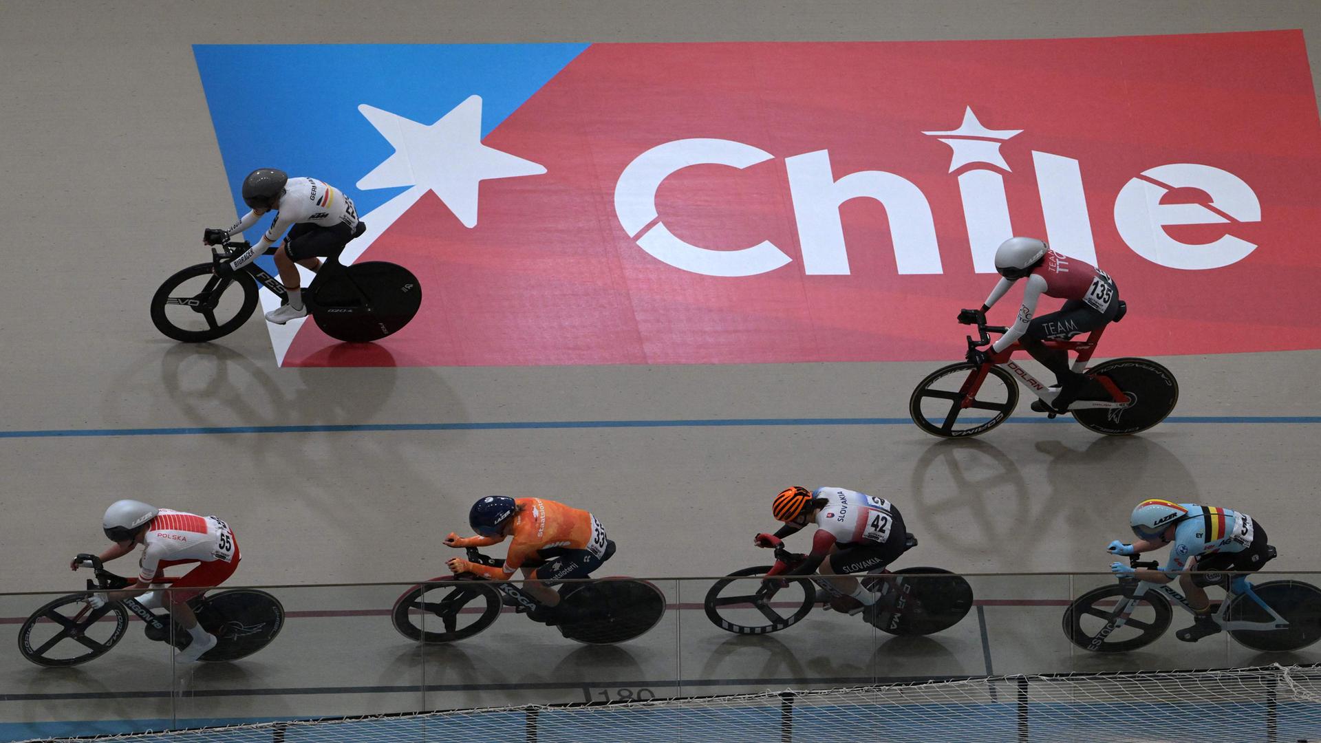 Frauen-Punktefahren 25 km: Fahrerinnen kämpfen bei den UCI-Bahn-Weltmeisterschaften 2025 um den Sieg.