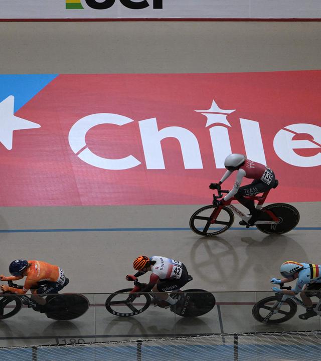 Frauen-Punktefahren 25 km: Fahrerinnen kämpfen bei den UCI-Bahn-Weltmeisterschaften 2025 um den Sieg.