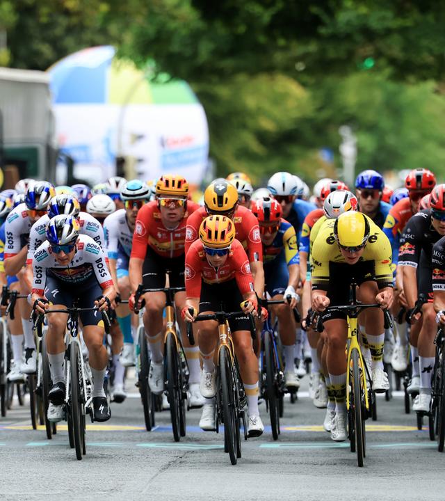 Nordrhein-Westfalen, Arnsberg: Radsport, Deutschland Tour, Herford - Arnsberg (190,30 km), 2. Etappe, Das Hauptfeld bei der ersten Durchfahrt durch Arnsberg.