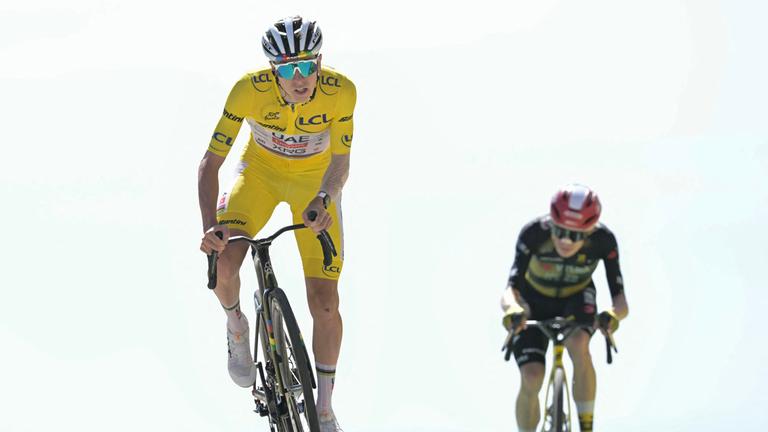 Tadej Pogacar in Aktion bei Etappe 16 der Tour de France