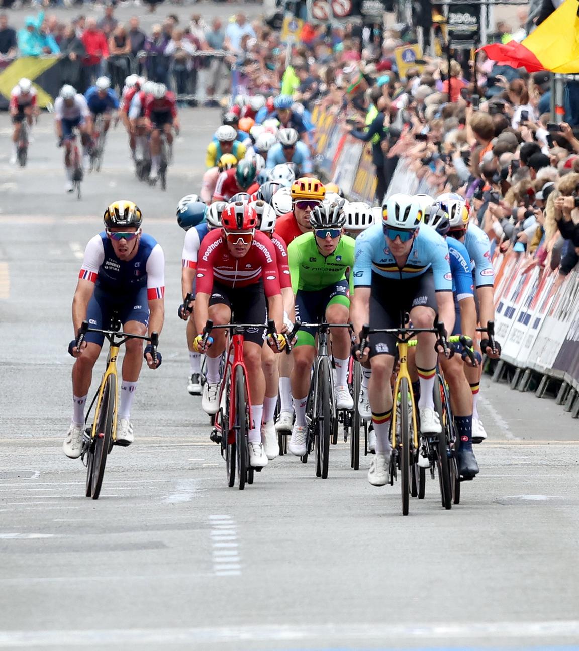Die Radfahrergruppe fährt am 06.08.2023 beim Männer-Elite-Straßenrennen bei den UCI Cycling World Championships 2023 in Glasgow, Großbritannien, durch Glasgow.