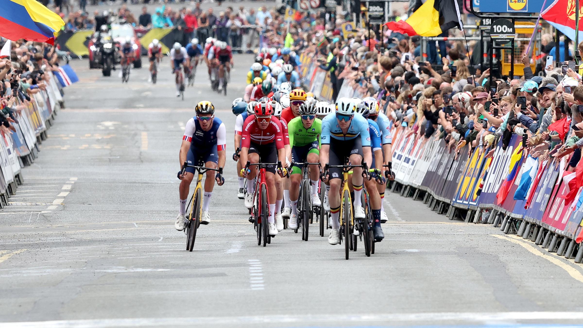 Die Radfahrergruppe fährt am 06.08.2023 beim Männer-Elite-Straßenrennen bei den UCI Cycling World Championships 2023 in Glasgow, Großbritannien, durch Glasgow.