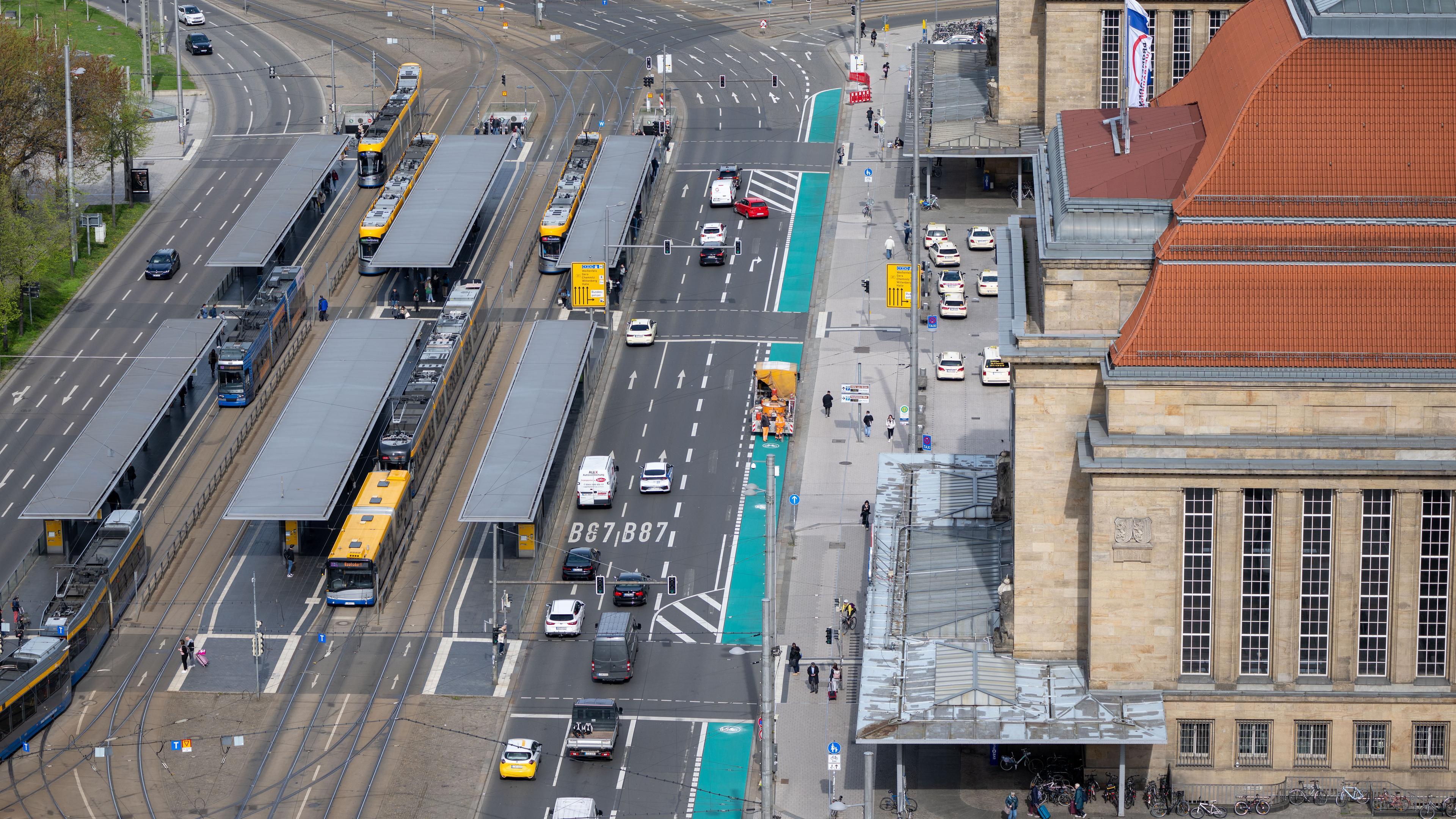 Der grüne Streifen vor dem Leipziger Hauptbahnhof wurde im April angelegt. Er ist für Radfahrer reserviert, aufgenommen am 24.04.2023