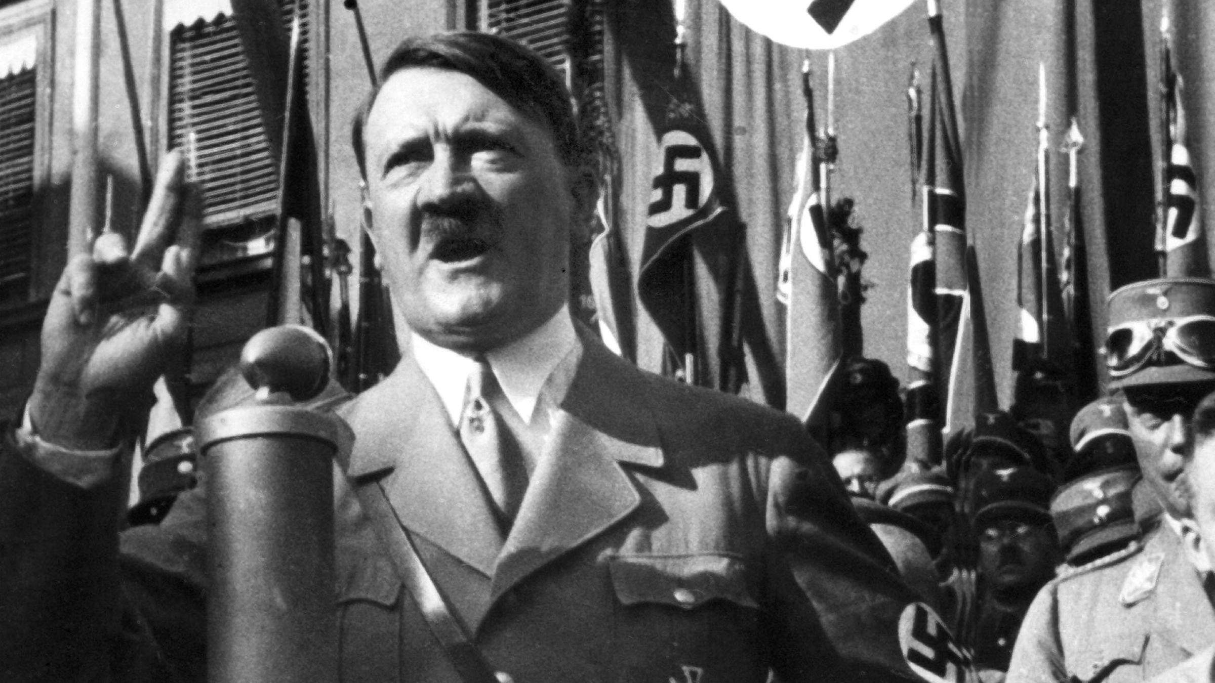  Adolf Hitler bei einer Rede.