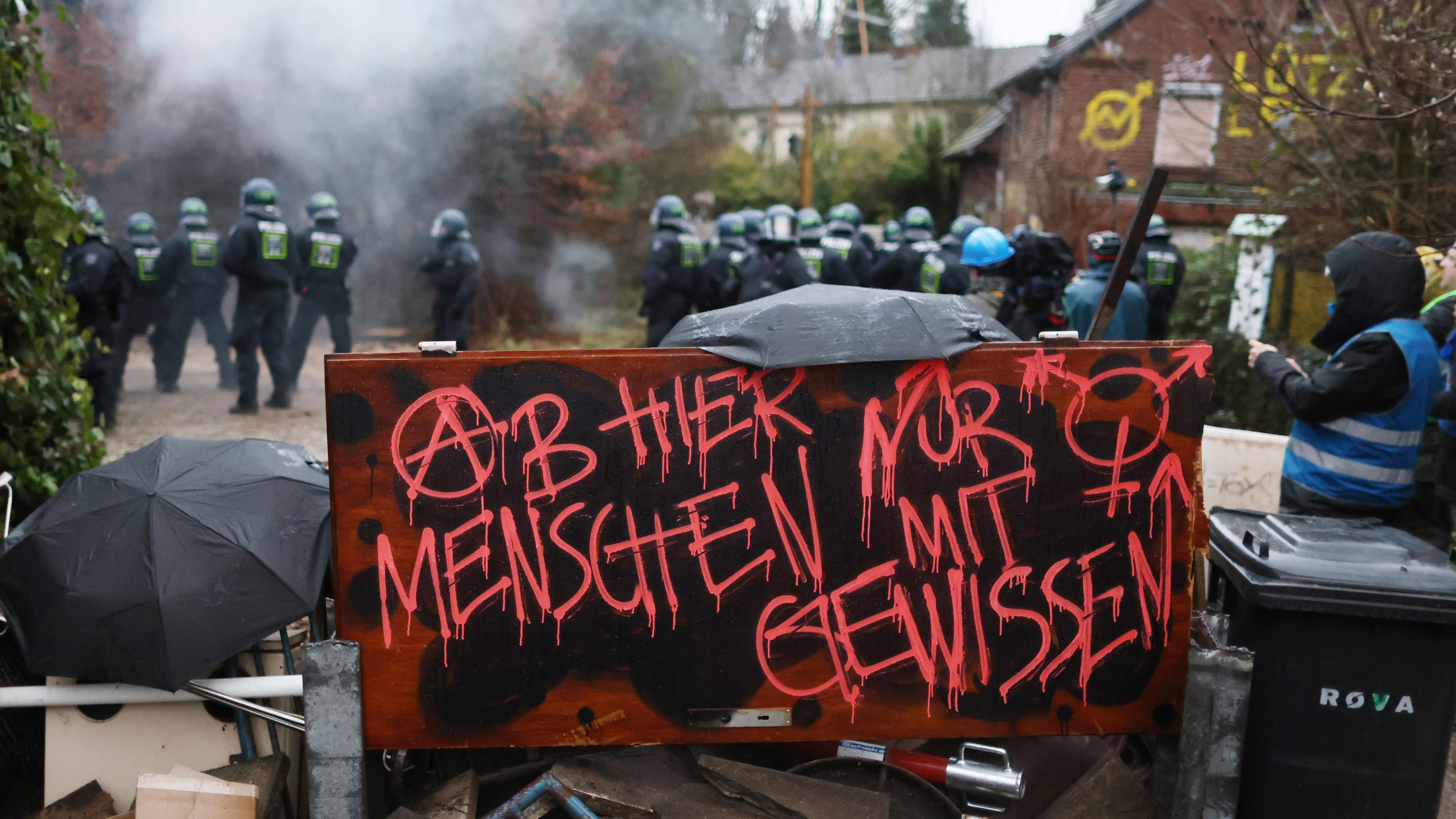 Polizisten und Aktivisten geraten während einer Demonstration in Lützerath aneinander, aufgenommen am 11.01.2023