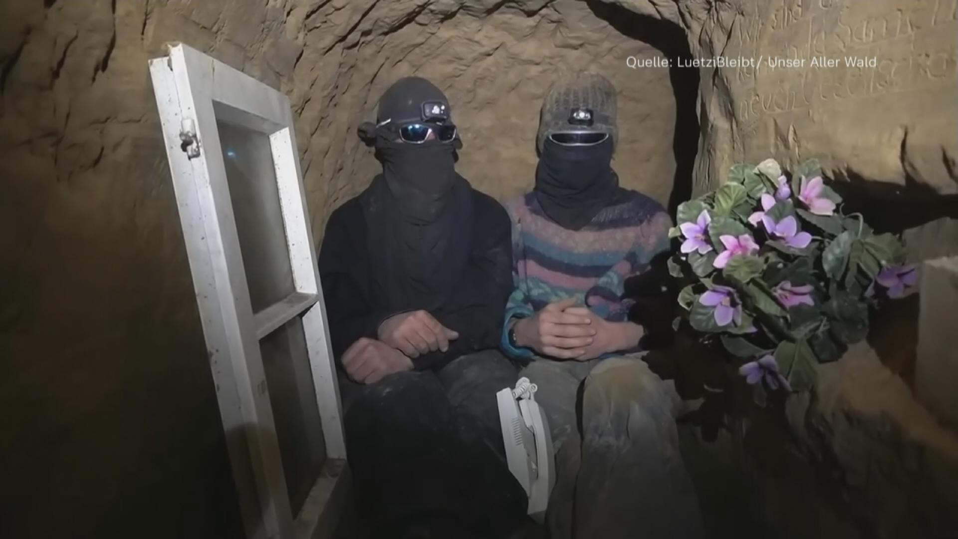 Auf dem Bild sind die zwei Aktivisten zu sehen, die in Lützerath in einem Tunnel sitzen, um die Räumung zu stoppen.