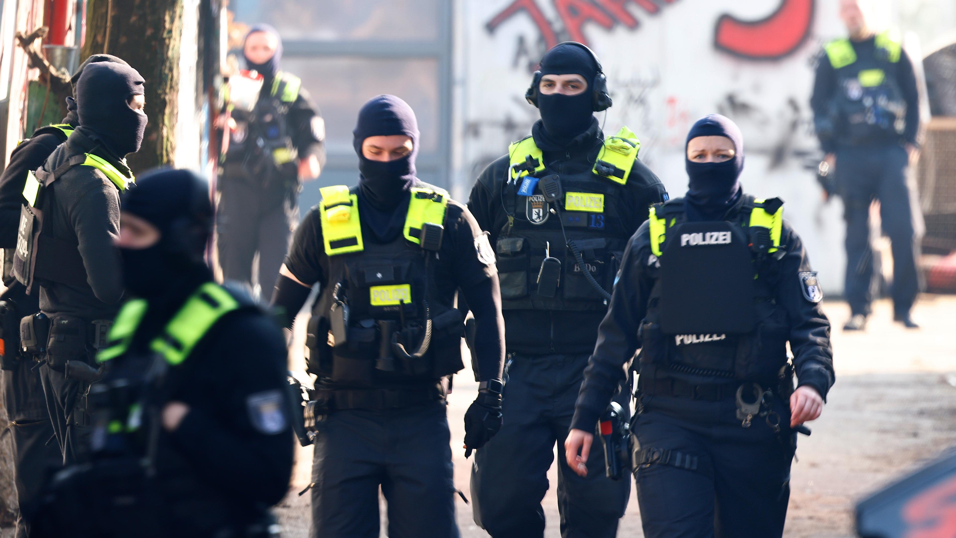Polizisten bei einen Großeinsatz in Berlin