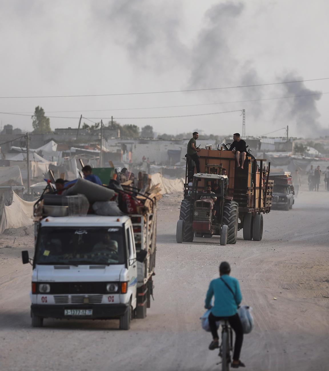 Palästinenser fliehen aus Rafah während einer israelischen Boden- und Luftoffensive in der Stadt. 