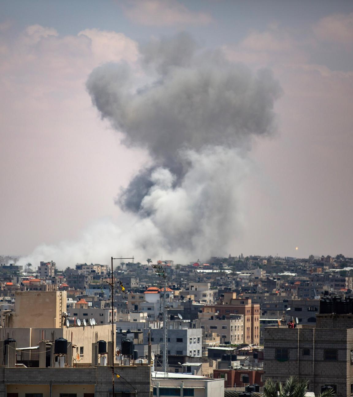 Rauch steigt nach einem israelischen Luftangriff in Rafah, südlicher Gazastreifen, am 07. Mai 2024 auf.