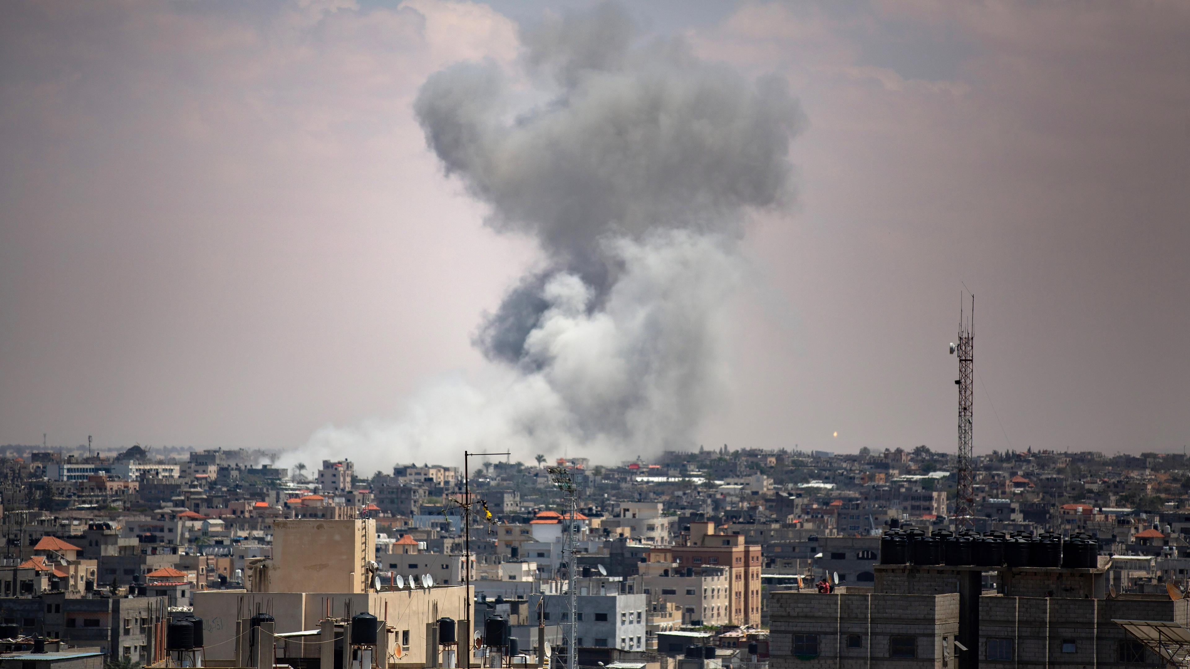 Rauch steigt nach einem israelischen Luftangriff in Rafah, südlicher Gazastreifen, am 07. Mai 2024 auf.