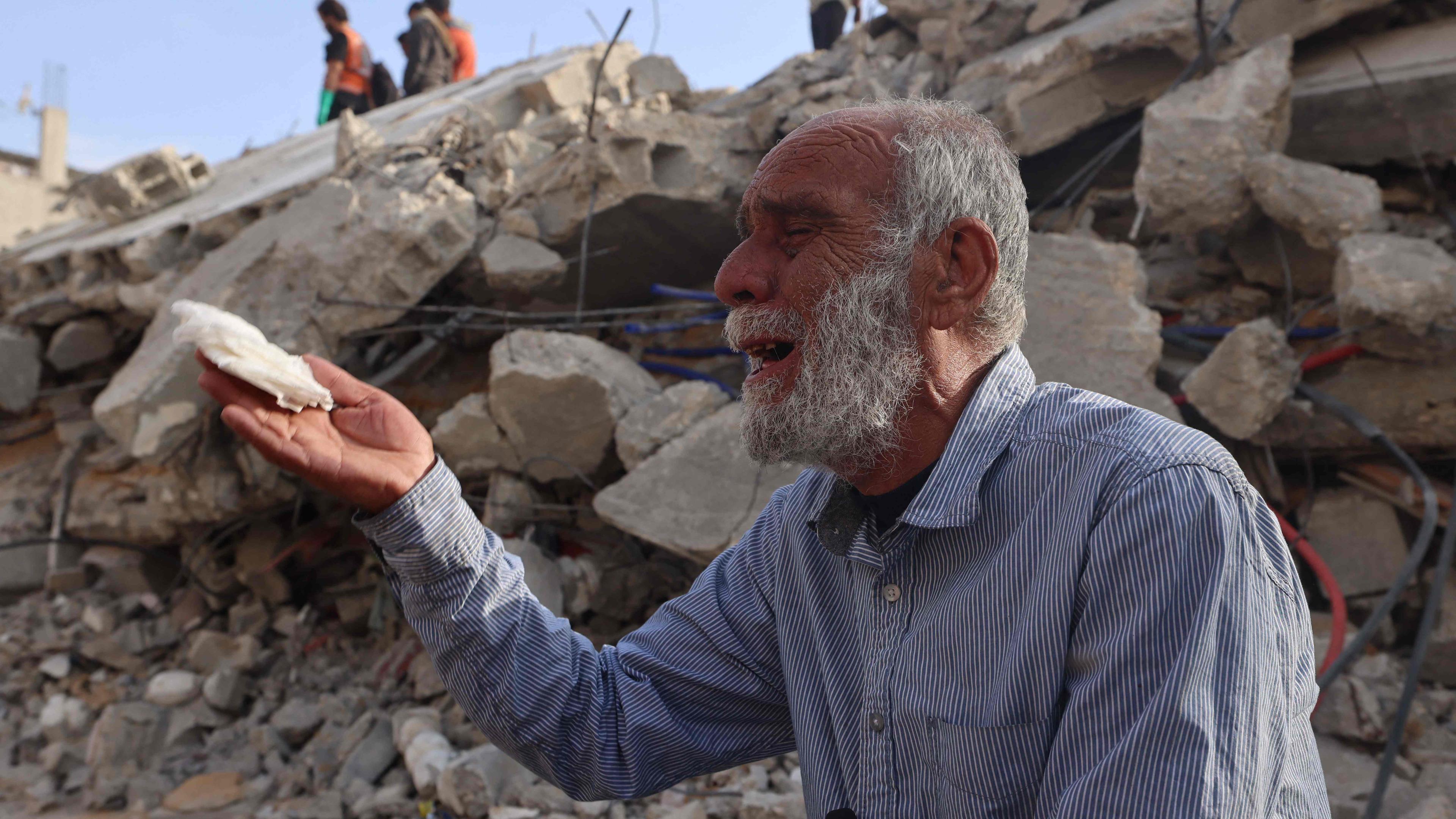 Palästinensischer Mann sitzt inmitten der Trümmer nach einem Angriff auf Rafah