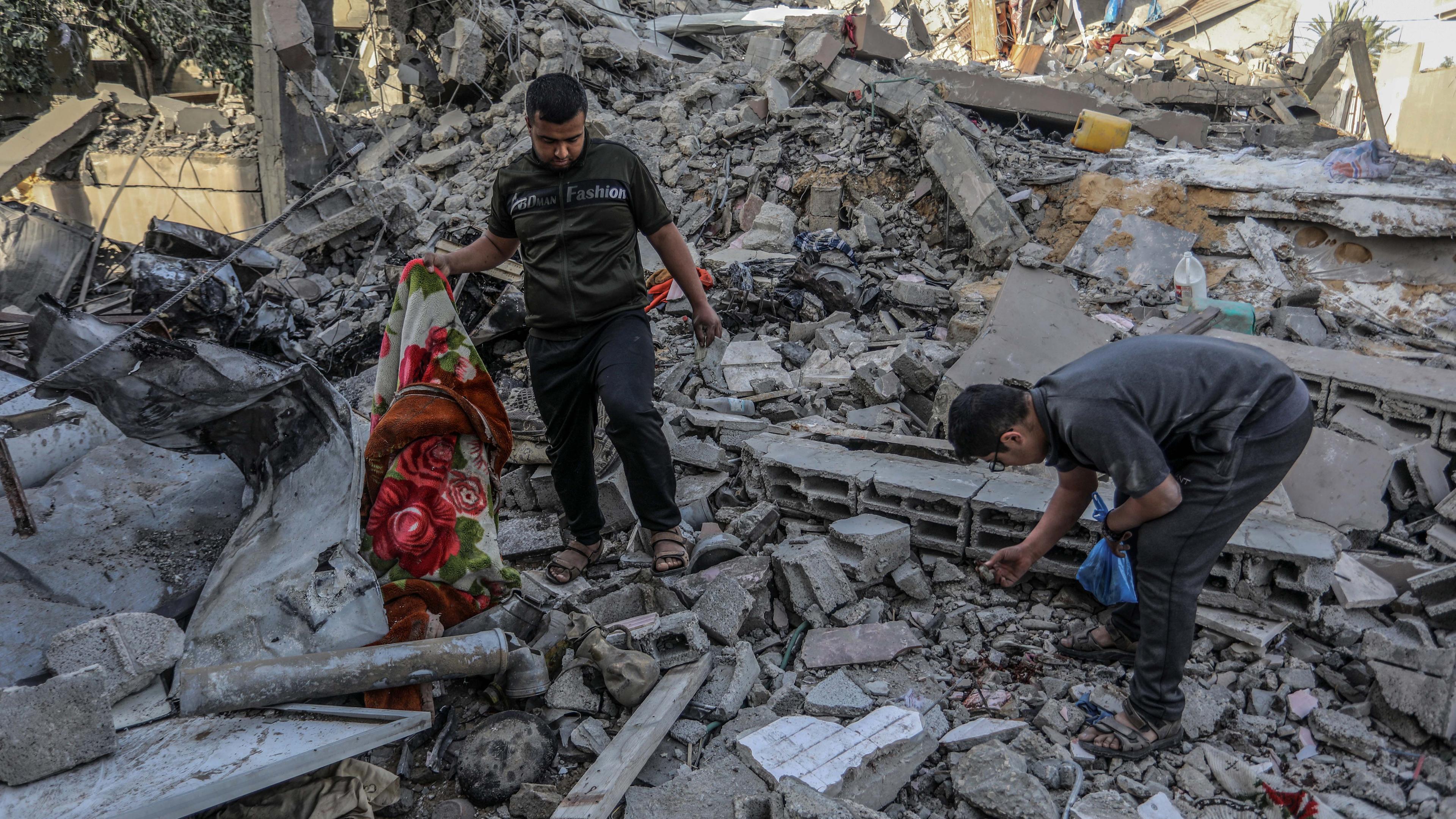 Rafah: Palästinenser untersuchen ein Haus, das durch einen israelischen Luftangriff zerstört wurde.