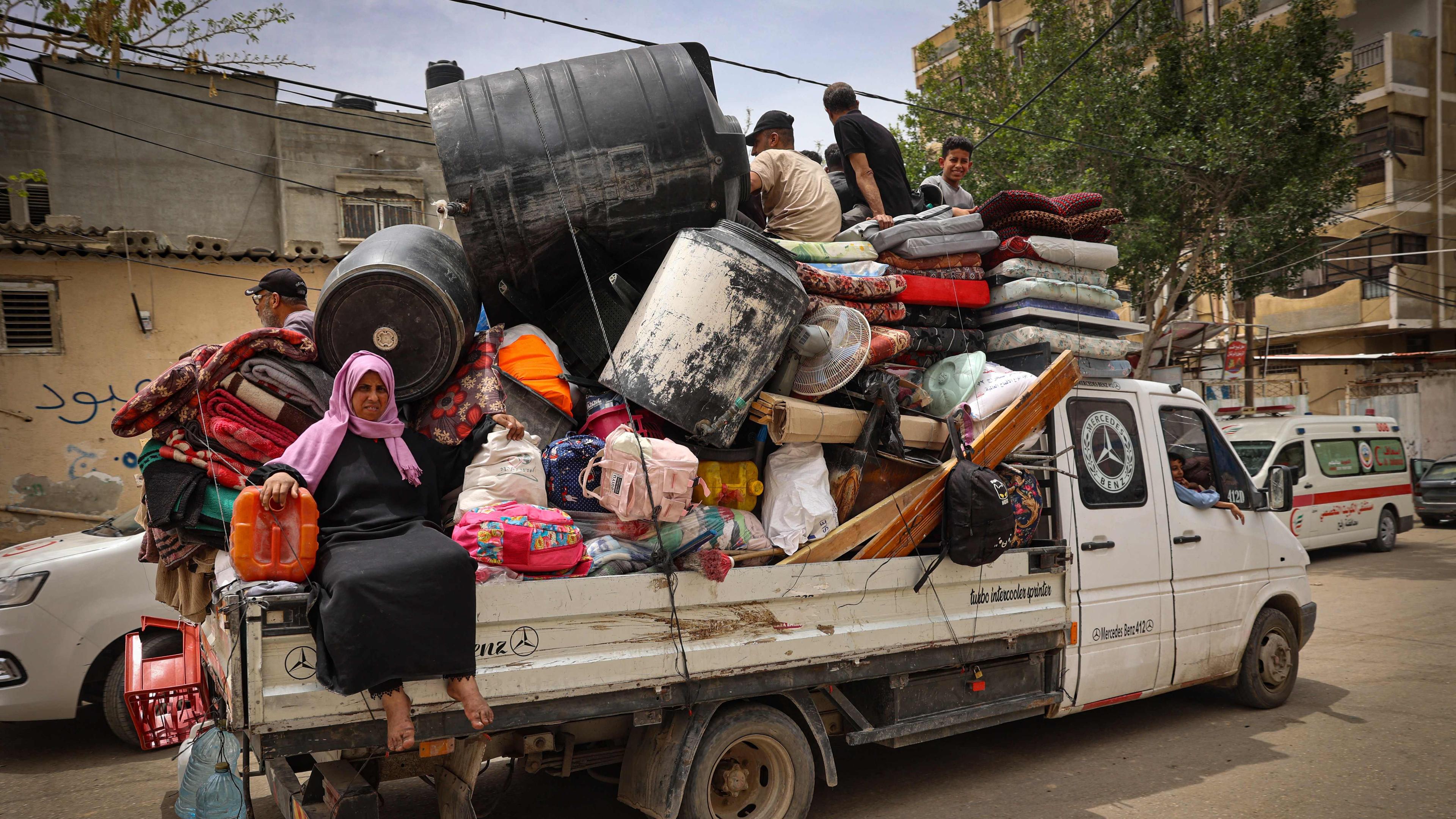 Palästinenser haben ihren Besitz auf einem LKW gestapelt und verlassen Rafah.