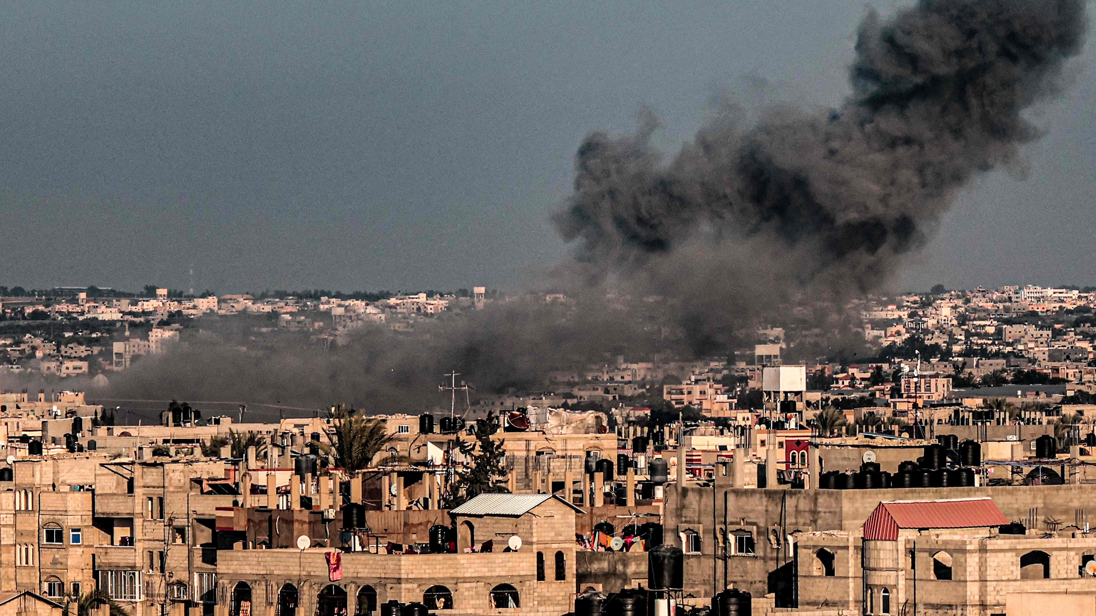 Rauch steigt über den Häusern von Rafah auf.